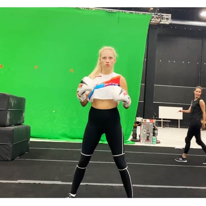 グレイシー・ドジーニーのインスタグラム：「serious case of the mondays 💥🥊 💥」