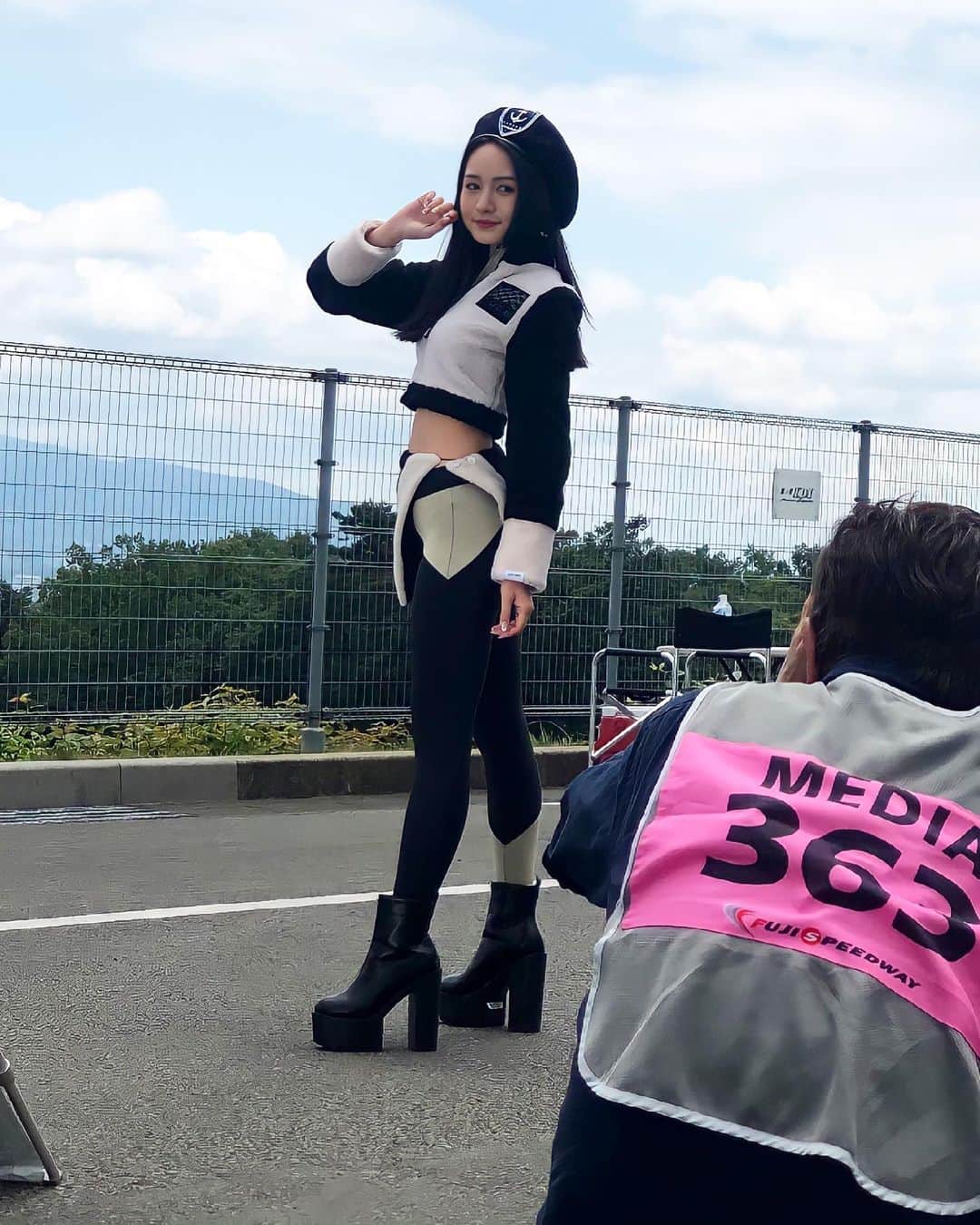 五十嵐みさのインスタグラム：「. ギャルパラの撮影📸 . #レースクイーン#SUPER耐久#S耐#スーパー耐久#SUPERGT#スーパーgt#コスチューム#mutaracing#muta#サーキット#モータースポーツ#富士スピードウェイ#ギャルパラ#ギャルズパラダイス#撮影#撮影会」