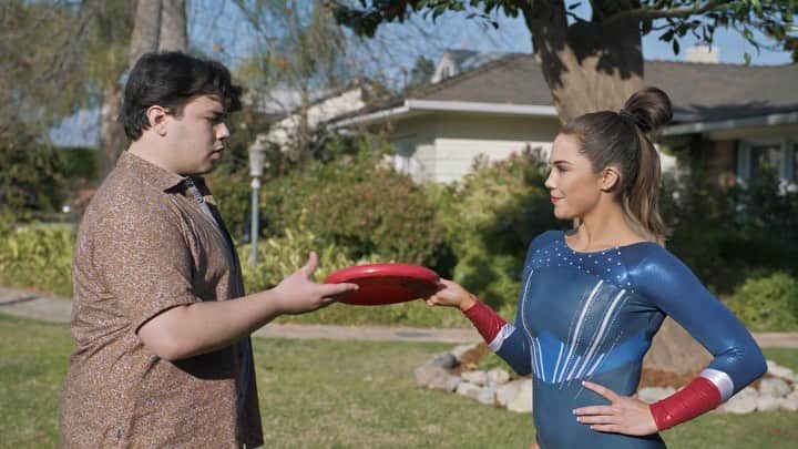 マッケイラ・マロニーのインスタグラム：「I used my gymnastic skills to help get a friend’s Frisbee® off the roof and luckily it was captured on video! Now we are talking about making it into a @GEICO commercial. What do you think? #ad」