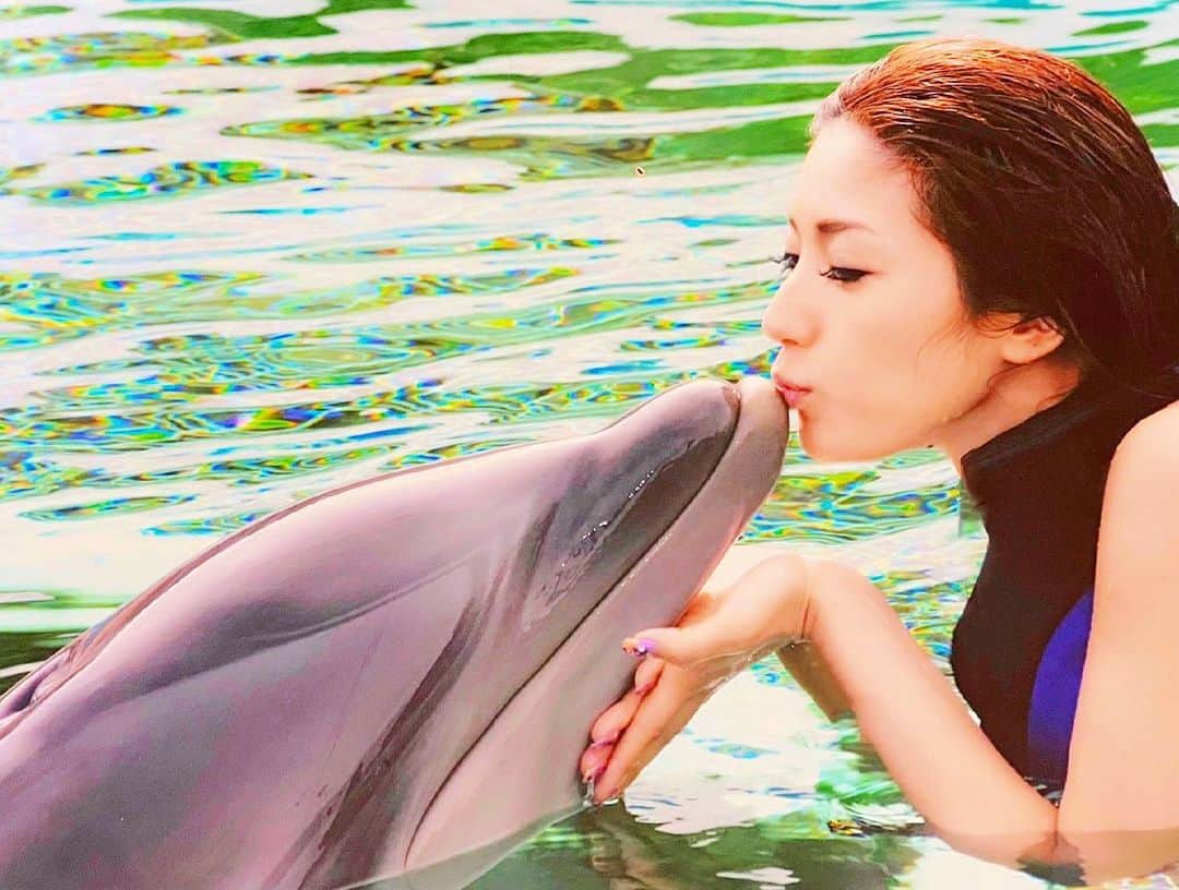 のインスタグラム：「Maybe 13〜15years ago 📸 #🐬 #💋 #イルカキス #イルカさんこんにちは  #同類 #哺乳類 #水がなきゃ人間は存在しない #全ての生命の源 #たびすたぐらむ #写真を写真で撮る #今ある全てに感謝  #thxfor #lovename #longtimeago  #dolphin #travelstagram #staysafe #loveearth」