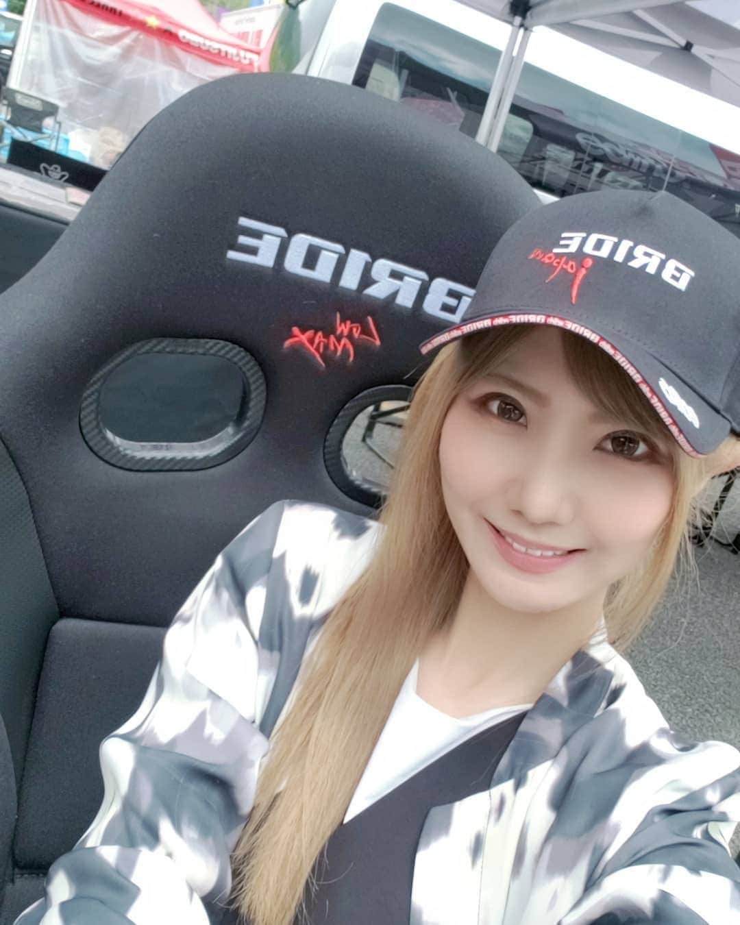 のインスタグラム：「24時間耐久レースを、カーエックスの番組で取材してきたよ！！  レースはもちろん、ピットと逆側で行われてるイベントや、レース前とレース中、レース後のレーサーのコメントや、レースクイーンの子達にも取材させてもらって視聴者の方に楽しんでもらえるといいな🚙  #CARXS #race #sportscar  #富士スピードウェイ #ホイール #マフラー #FUJITSUBO #BRIDE #napac #cap #EVANGELION #エヴァ #model #racequeen #camera #photograph #mc #レースクイーン #モデル #コス #ヘア #style #Japanesegirl #角色扮演 #闲置 #아이돌 #모델 #코스프레 #그라비아 #anime」