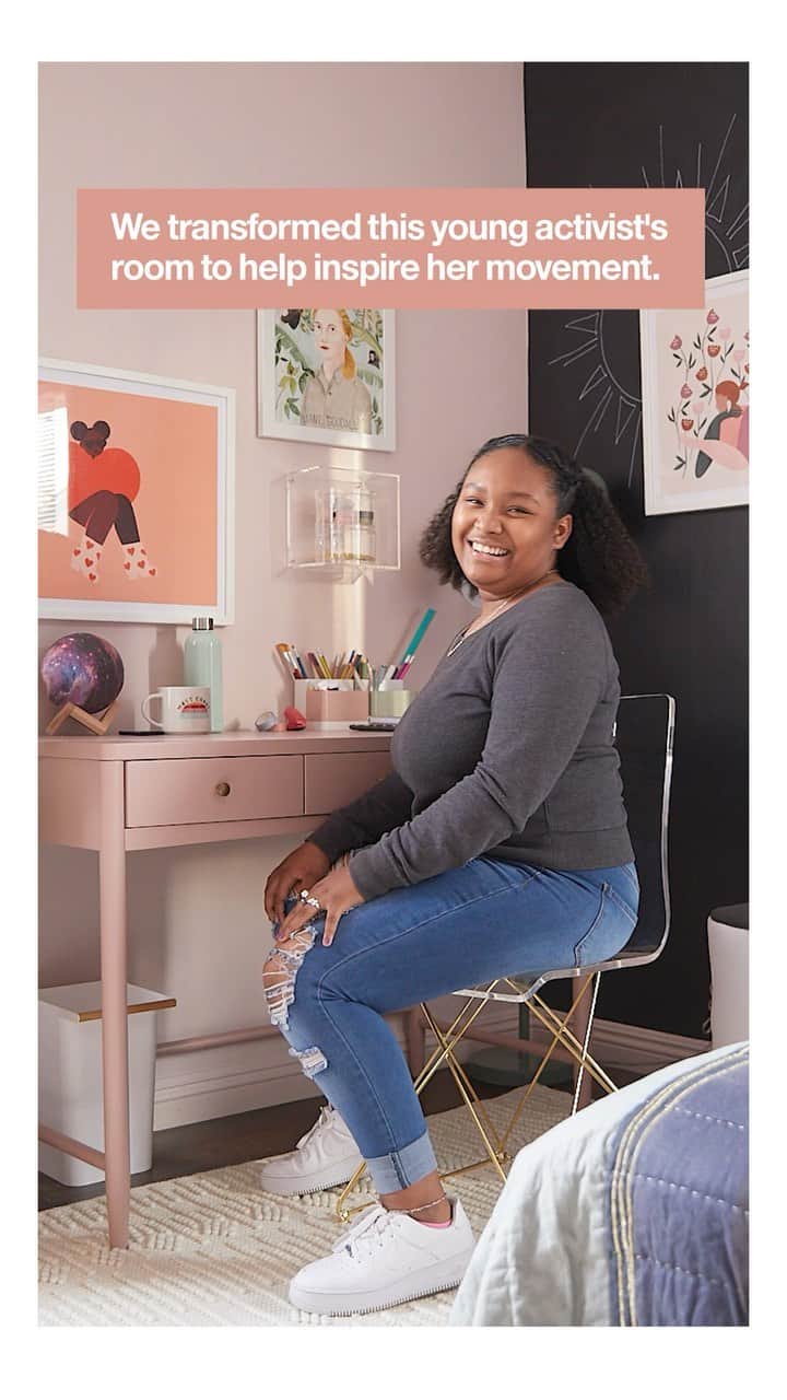 ジャスミン・トゥークスのインスタグラム：「We’re obsessed with this young activist’s bedroom makeover. 😍 @genesisbutler_ is an advocate for animal rights, and one of the youngest people to ever give a TEDx talk (#nbd). She gives us a tour through her new space, complete with a chalkboard accent wall, blush desk, and olive green trundle bed. #KidActivist #RoomMakeover #RoomReveal #BlushRoom #ChalkWall #AccentWall #OliveGreenRoom #GreenRoom #TweenRoom #TeenStyle #TeenRoomInspo #KidsRoomDesign」