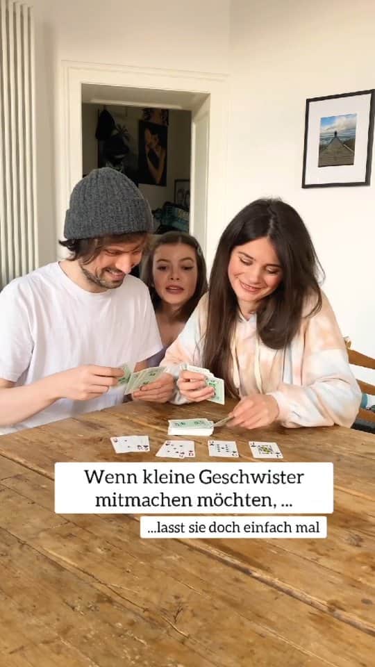 Joyce Ilgのインスタグラム：「Noch was zum Schmunzeln vor dem Einschlafen 😅 mit @mariaclaragroppler & @chrishalb12 #Geschwister #kleineSchwester #Schwester #Sketch #Comedy」
