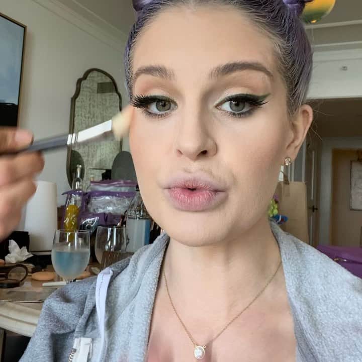 ケリー・オズボーンのインスタグラム：「Let’s squash these stupid rumours!!! Can’t you just be happy for me?」