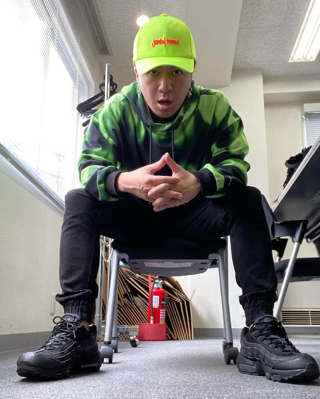 山崎裕太のインスタグラム：「。 。 。 緑派手男🟢✨  cap-JUNKYMOOD parker-JUNKYMOOD chain-JUNKYMOOD pants-NUMBER(N)INE shoes-NIKE  #山崎裕太  #ふぁっしょん #junkymood  #numbernine  #NIKE」