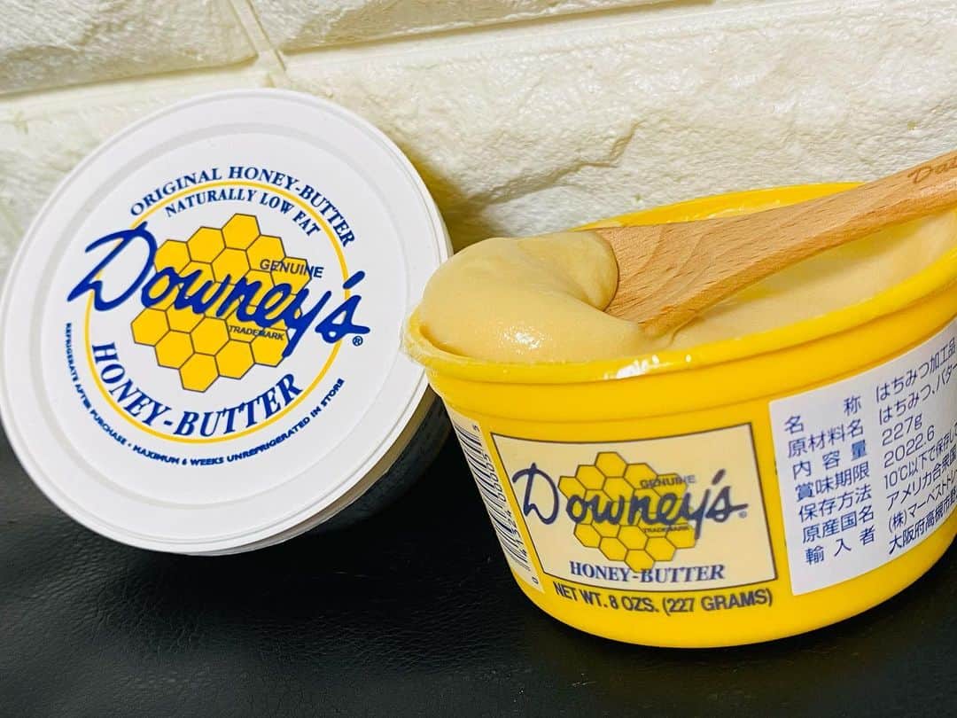川崎麻世さんのインスタグラム写真 - (川崎麻世Instagram)「かなりお勧めです‼️  コストコで買ったハニーバター🍯🧈  これはずるい程 美味い❣️  これだけ美味いって事は色々入ってるのかなと思って見たら  原材料は 蜂蜜とバターだけ‼️  まず普通に舐めたら  ギャ〜美味い❣️  チーズとハムを ハニーバターを塗ったコストコ商品のパニーニに挟んでトーストして食べたらこれまた美味い😋  しかも普通のバターよりカロリーが低いんだって👌  病みつきになりそう😅  #コストコ #コストコ購入品  #コストコ商品 #コストコハニーバター  #パニーニ #パニーノ #お勧めです #costco」5月25日 6時01分 - mayokawasaki