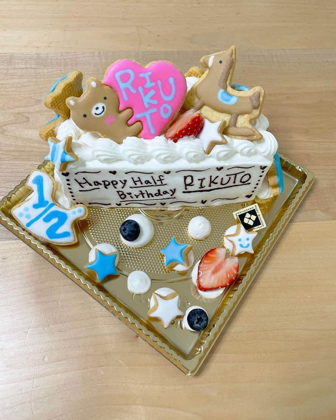 芽華ららさんのインスタグラム写真 - (芽華ららInstagram)「🎂💕🎂💕🎂﻿ ﻿ ℎ𝑎𝑝𝑝𝑦 ℎ𝑎𝑙𝑓  𝑏𝑖𝑟𝑡ℎ𝑑𝑎𝑦﻿ ﻿ 6ヶ月になりました👶🏻💓﻿ 元気にスクスク成長中です❣️﻿ 笑いと癒しを届けてくれて毎日があっという間🥺✨﻿ これからどんどん出来ることが増えていくんだろうな🥰﻿ 頑張ろうね✨✨﻿ ﻿ @hankyu_umehanmama のイベントでいただいたとっても可愛い @chelsea_chips のバルーンでお祝いしました🧸🎈﻿ 近所のケーキ屋さんでオーダーしたハーフケーキもとっても可愛く作って下さりました☺️💓🎂﻿ ﻿ ﻿#babyboy#2020baby#0y6m#love#halfbirthday#令和2年ベビー#男の子ベビー#生後6ヶ月#2020年11月生まれ#男の子ママ#子育て日記#育児#赤ちゃんのいる生活 #あかちゃんのいる暮らし#うめはんhalfbirthdayフレンズ#うめはん#ハーフバースデー#rarastagram #❤️﻿ ﻿」5月25日 6時40分 - rara.world