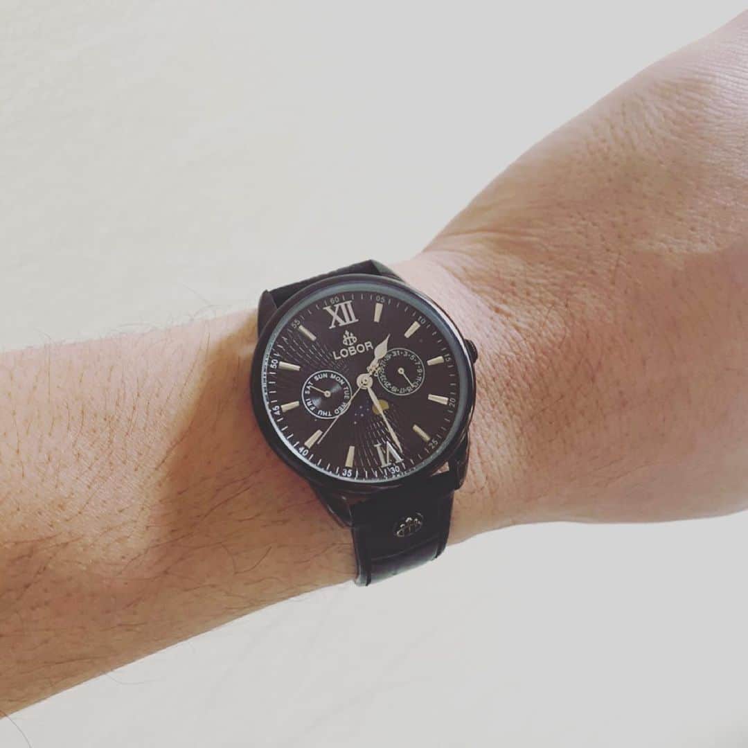 加藤順大のインスタグラム：「おはようございます！！ 日頃からお世話になっているLOBORの腕時計。 仕事の相棒として、自分へのご褒美、大切な人へのプレゼントとして、いかがでしょうか？ めちゃくちゃカッコいい。 いつもありがとうございます😊  #lobor #ロバー #腕時計 #時計 #手元倶楽部 クーポンコード nobuhkd3 10%オフになるので買う時はクーポンコードいれてね！！」