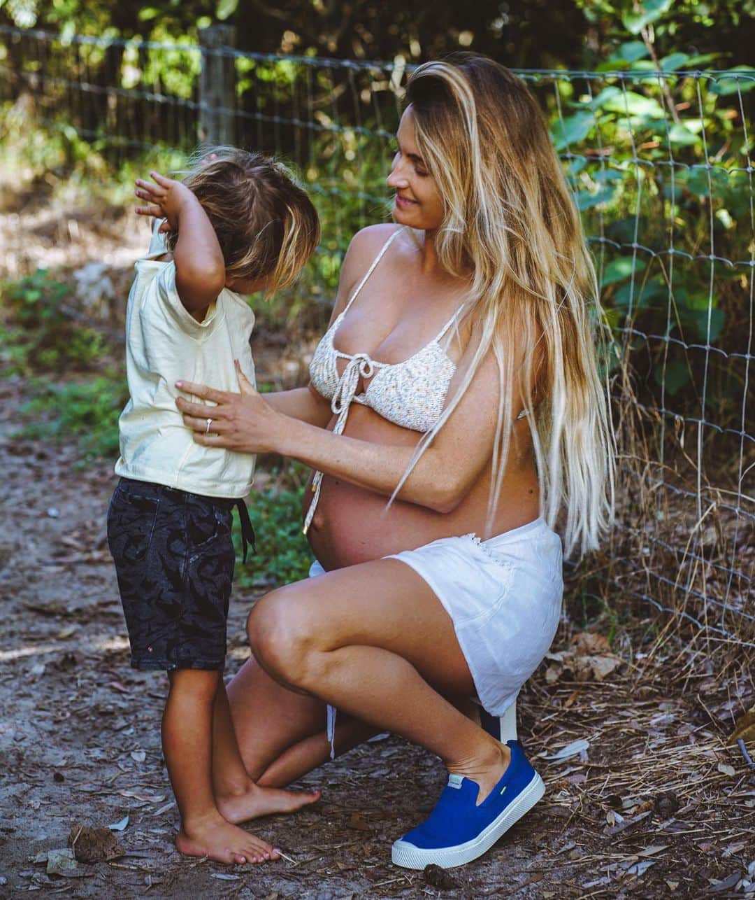 アラナ・ブランチャードのインスタグラム：「Loving these slip on’s by @cariumasurf they are made out of bamboo and sugarcane making them the lowest carbon footprint shoe in the world! Also very easy to get on if your pregnant and your bump is in the way🤣」