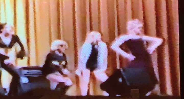 ケリー・オックスフォードのインスタグラム：「Going through old videos today and stopped on this one. I’d forgotten about my High School. This was our assembly opening at my public High School in Edmonton in 1994. Students had no dress or makeup codes for boys or girls, you were who you were. US school systems can truly go fuck themselves for how they treat LGBTQIA+ students. I am still startled by the comments I read, and the injustices students have to tolerate.  I hope my old High School is still supporting students in all their diversity and I pray to the fucking gods that more schools will make space for everyone- like we were doing twenty-seven years ago, at a high school in Edmonton. That’s all I got today.」