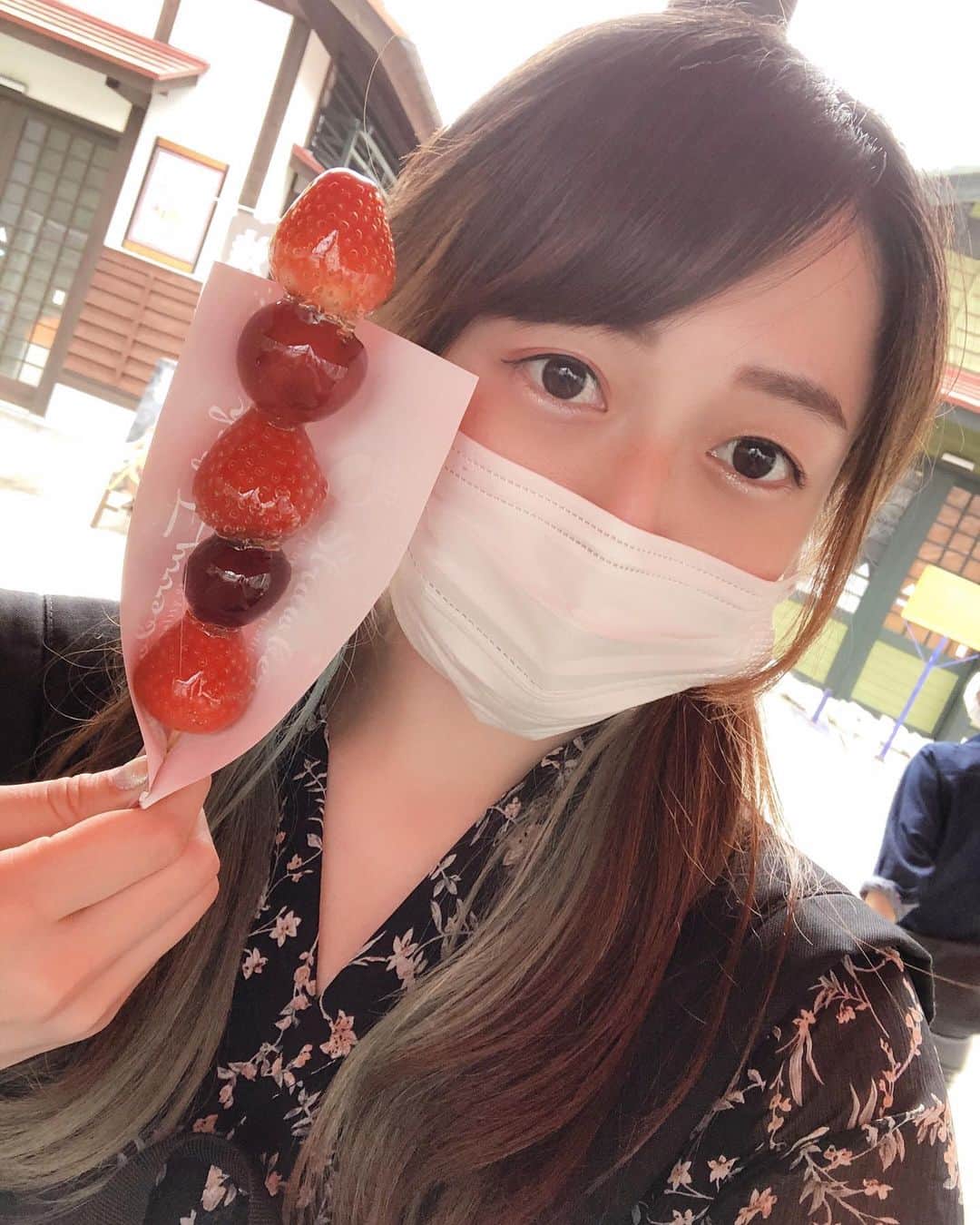 上谷沙弥のインスタグラム：「いちごぶどう飴を食べたよ🍓 好き！！！🍇  #いちご飴 #ぶどう飴 #プロレスラー」