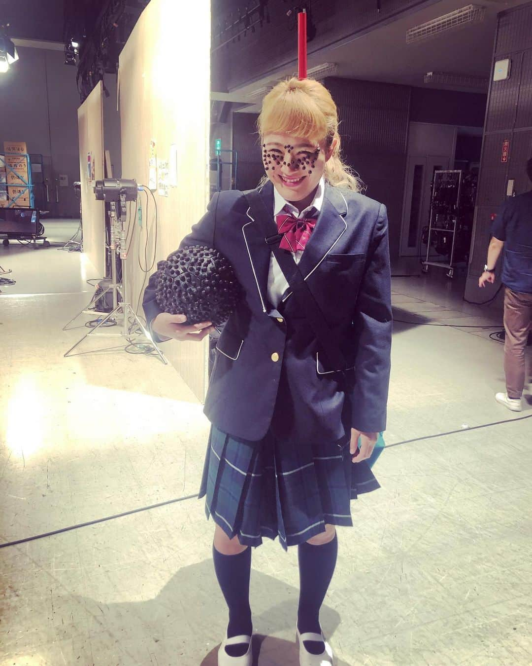 丸山桂里奈さんのインスタグラム写真 - (丸山桂里奈Instagram)「おはようございます。 写真を見ながら、見つかった写真はじまりを載せます‼️✋✋ 本当に色々な経験をさせていただいて、感謝いっぱいの毎日です。 3年以内の写真です📷これからもたくさんいろんな写真を撮りたいな〜 皆様いつもありがとうございます😍 今日も笑顔で、いきましょう〜  #いろんな写真 #すごい別々な #海外やらなにやら #1枚目はタピオカ顔につけてる #2枚目は海外で金箔パック #3枚目は昔の美人とされる顔 #写真て本当に色々わかるね #懐かしい写真 #見つけたらあげていきます #普段無駄に写真撮る私なので #いい意味で #インスタバエ」5月25日 9時06分 - karinamaruyama