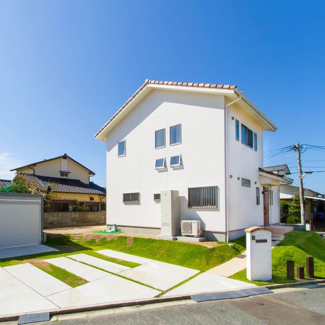 株式会社ナチュラルハウスのインスタグラム：「/ナチュラルハウス   緑の芝生がさわやかなお家🏠 外構計画もしっかりとプランニングいたします😉 　　 ———————————————— more 📸 : @natural.house.7 ———————————————— 　 私たちナチュラルハウス は 自然素材で体に良い健康住宅を 手の届く価格で造っております。 　 無理なくお値打ちにお家を建て、 ご家族様といつまでも健康に暮らしてほしいと願っております。  　  ナチュラルハウス  　　℡〉048-940-7415  #越谷工務店 #埼玉工務店 #越谷で土地探し #マイホーム計画中の人と繋がりたい #施工事例 #後悔しない家づくり」