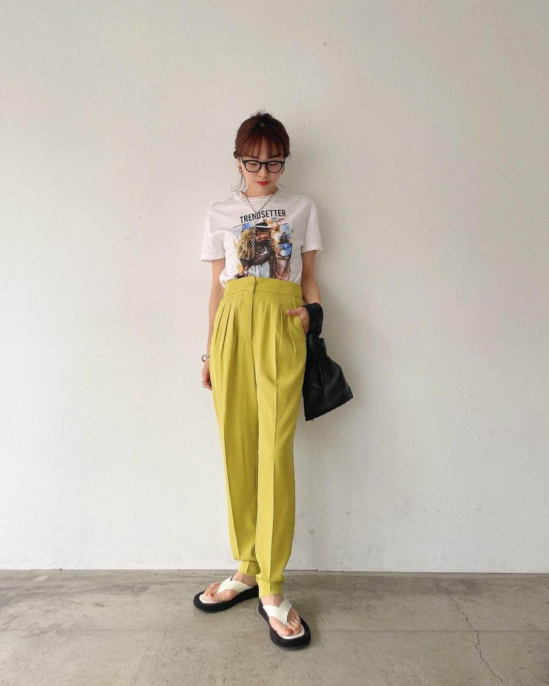 春名亜美さんのインスタグラム写真 - (春名亜美Instagram)「Tシャツ1枚で心地良い気温最高😭☀️🌈  ・ #Tシャツ だいぶ昔の @bershka  #pants @fromfirstmusee  #👓 @zoff_eyewear  #bag  @bottegaveneta.by.daniellee  #shoes @therow  ・ ・ ・ #fromfirstmusee #musee #フロムファーストミュゼ #ママコーデ #ママコーディネート #therow #maisontherow #bottegaveneta」5月25日 10時22分 - amiharunaami