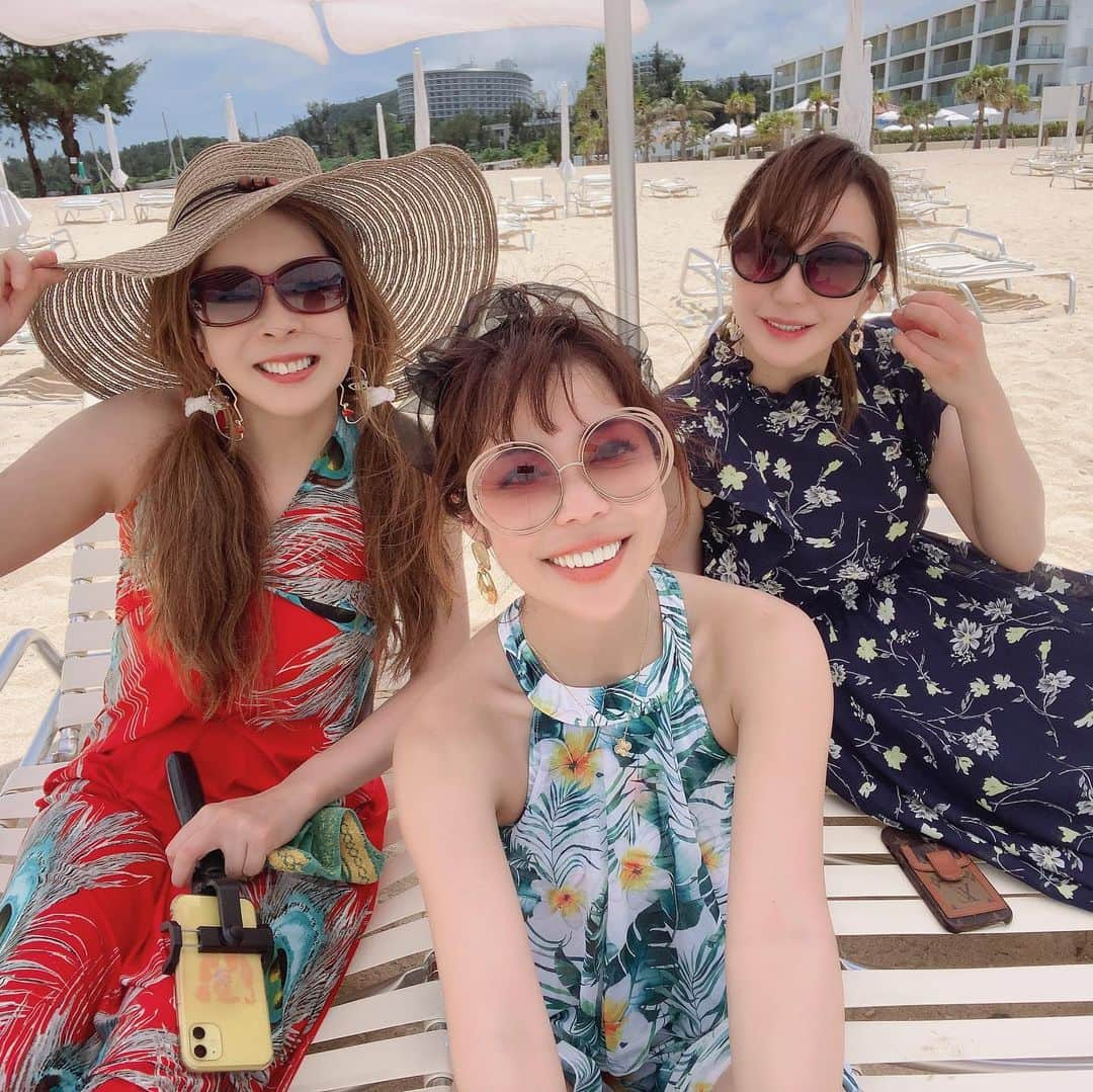 舞香さんのインスタグラム写真 - (舞香Instagram)「大好きなみんなシリーズ✨  MAIKALAND沖縄修学旅行に参加したのは さんちゃん @goo_moo_labo  ジェリーちゃん  ピロたん @hirokoknk2  りえちゃん @lili2611ra  ひでみっしゅ @hidemi_1111  あさみーぬ☆ @asami.7160  いわかなちゃん @kana_enacarnival  あゆみちゃん @ayumikemuriyama0301  文恵ちゃん @fumie.0924  須田ちゃん @my_colour_makeup  そして、撮影もしてくれてた てっぺいお兄ちゃん @teppei_hirota   大好きなみんなといけて心から幸せな時間でした✨  この世界はいつも私たちに 沢山のものを与えてくれている。  これだけ沢山の恩恵をいただきながら これ以上なにを欲しがる必要がある？  わたしの大好きなみんなが 今日も笑顔で過ごせますように。  わたしの大好きな世界が 今日も平和でありますように。  望むことはこれだけ。  こんなに素晴らしい世界で生かしてもらえて 本当にありがたいや。  🌈🌈🌈🌈🌈🌈🌈🌈🌈🌈  人生がイージーモードに突入する 超無敵な生き方☀️ 『魔法のヴィーナスメソッド』  🌈🌈🌈🌈🌈🌈🌈🌈🌈🌈  #最高の仲間  #幸せすぎる  #感謝しかない  #大好きな友達  #望み  #魔法の生き方  #ヴィーナスメソッド  #沖縄旅行  #大人の修学旅行」5月25日 10時36分 - maika.mahou