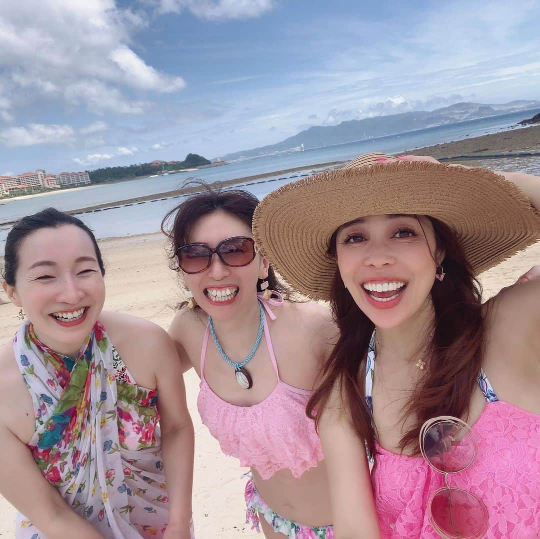 舞香さんのインスタグラム写真 - (舞香Instagram)「大好きなみんなシリーズ✨  MAIKALAND沖縄修学旅行に参加したのは さんちゃん @goo_moo_labo  ジェリーちゃん  ピロたん @hirokoknk2  りえちゃん @lili2611ra  ひでみっしゅ @hidemi_1111  あさみーぬ☆ @asami.7160  いわかなちゃん @kana_enacarnival  あゆみちゃん @ayumikemuriyama0301  文恵ちゃん @fumie.0924  須田ちゃん @my_colour_makeup  そして、撮影もしてくれてた てっぺいお兄ちゃん @teppei_hirota   大好きなみんなといけて心から幸せな時間でした✨  この世界はいつも私たちに 沢山のものを与えてくれている。  これだけ沢山の恩恵をいただきながら これ以上なにを欲しがる必要がある？  わたしの大好きなみんなが 今日も笑顔で過ごせますように。  わたしの大好きな世界が 今日も平和でありますように。  望むことはこれだけ。  こんなに素晴らしい世界で生かしてもらえて 本当にありがたいや。  🌈🌈🌈🌈🌈🌈🌈🌈🌈🌈  人生がイージーモードに突入する 超無敵な生き方☀️ 『魔法のヴィーナスメソッド』  🌈🌈🌈🌈🌈🌈🌈🌈🌈🌈  #最高の仲間  #幸せすぎる  #感謝しかない  #大好きな友達  #望み  #魔法の生き方  #ヴィーナスメソッド  #沖縄旅行  #大人の修学旅行」5月25日 10時36分 - maika.mahou