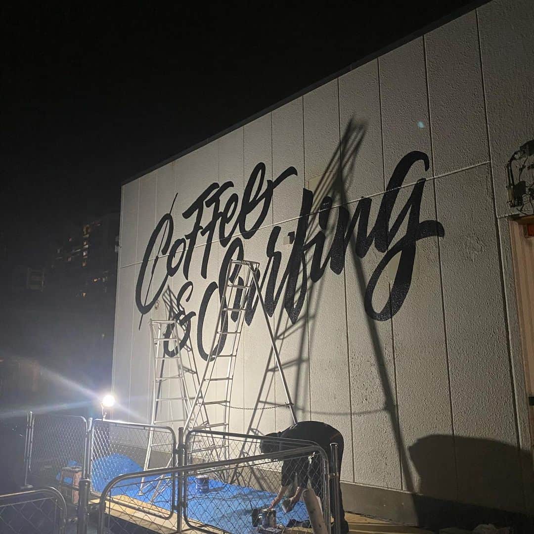 坂口憲二（THE RISING SUN COFFEE）さんのインスタグラム写真 - (坂口憲二（THE RISING SUN COFFEE）Instagram)「◆GOOD MORNING COFFEE‼︎◆  【COFFEE&SURFING】  新店舗製作の中でも1番の楽しみだった壁画ペイントを昨晩行いました。  請け負ってくれたのは @lobby_ikejiri & @nephew_yoyogipark を運営しながらアート製作もやっている @relish_mural チーム。九十九里焙煎所の壁画以来のペイントになります。  今回は野外で高所、時期は梅雨というなかなかタフなコンディションでしたが、念入りな準備とチームワークで無事、事故等もなく描き終える事が出来ました。夜遅くまでお付き合いして頂いた皆さま、ありがとうございました！  店のシンボルとして、多くの皆さまに愛される壁画になる事を願っています👻  therisingsuncoffee.com  #coffee #coffeebeans  #coffeeroaster  #coffeelab  #coffeeandsurfing  #coffeetime  #coffeelover  #coffeebreak  #coffeeshop  #coffeestand  #coffeeholic  #coffeehouse  #coffee_inst  #coffeemaker  #coffeeshops  #coffeecoffeecoffee  #coffeenclothes  #coffeeaddict  #coffeeculture  #coffeemorning  #coffeemag #specialitycoffee  #art #paint #TRSC」5月25日 10時38分 - therisingsuncoffee