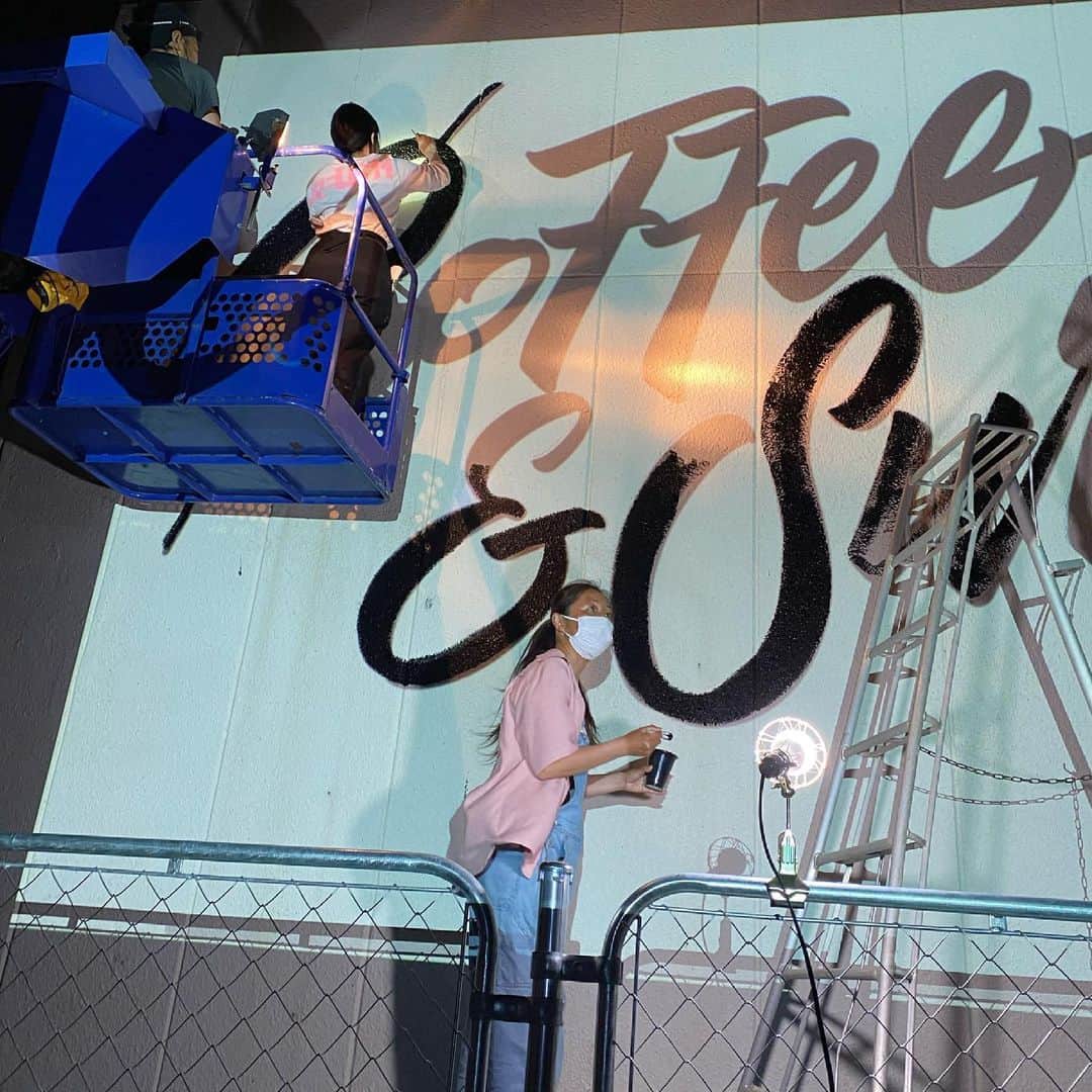 坂口憲二（THE RISING SUN COFFEE）さんのインスタグラム写真 - (坂口憲二（THE RISING SUN COFFEE）Instagram)「◆GOOD MORNING COFFEE‼︎◆  【COFFEE&SURFING】  新店舗製作の中でも1番の楽しみだった壁画ペイントを昨晩行いました。  請け負ってくれたのは @lobby_ikejiri & @nephew_yoyogipark を運営しながらアート製作もやっている @relish_mural チーム。九十九里焙煎所の壁画以来のペイントになります。  今回は野外で高所、時期は梅雨というなかなかタフなコンディションでしたが、念入りな準備とチームワークで無事、事故等もなく描き終える事が出来ました。夜遅くまでお付き合いして頂いた皆さま、ありがとうございました！  店のシンボルとして、多くの皆さまに愛される壁画になる事を願っています👻  therisingsuncoffee.com  #coffee #coffeebeans  #coffeeroaster  #coffeelab  #coffeeandsurfing  #coffeetime  #coffeelover  #coffeebreak  #coffeeshop  #coffeestand  #coffeeholic  #coffeehouse  #coffee_inst  #coffeemaker  #coffeeshops  #coffeecoffeecoffee  #coffeenclothes  #coffeeaddict  #coffeeculture  #coffeemorning  #coffeemag #specialitycoffee  #art #paint #TRSC」5月25日 10時38分 - therisingsuncoffee