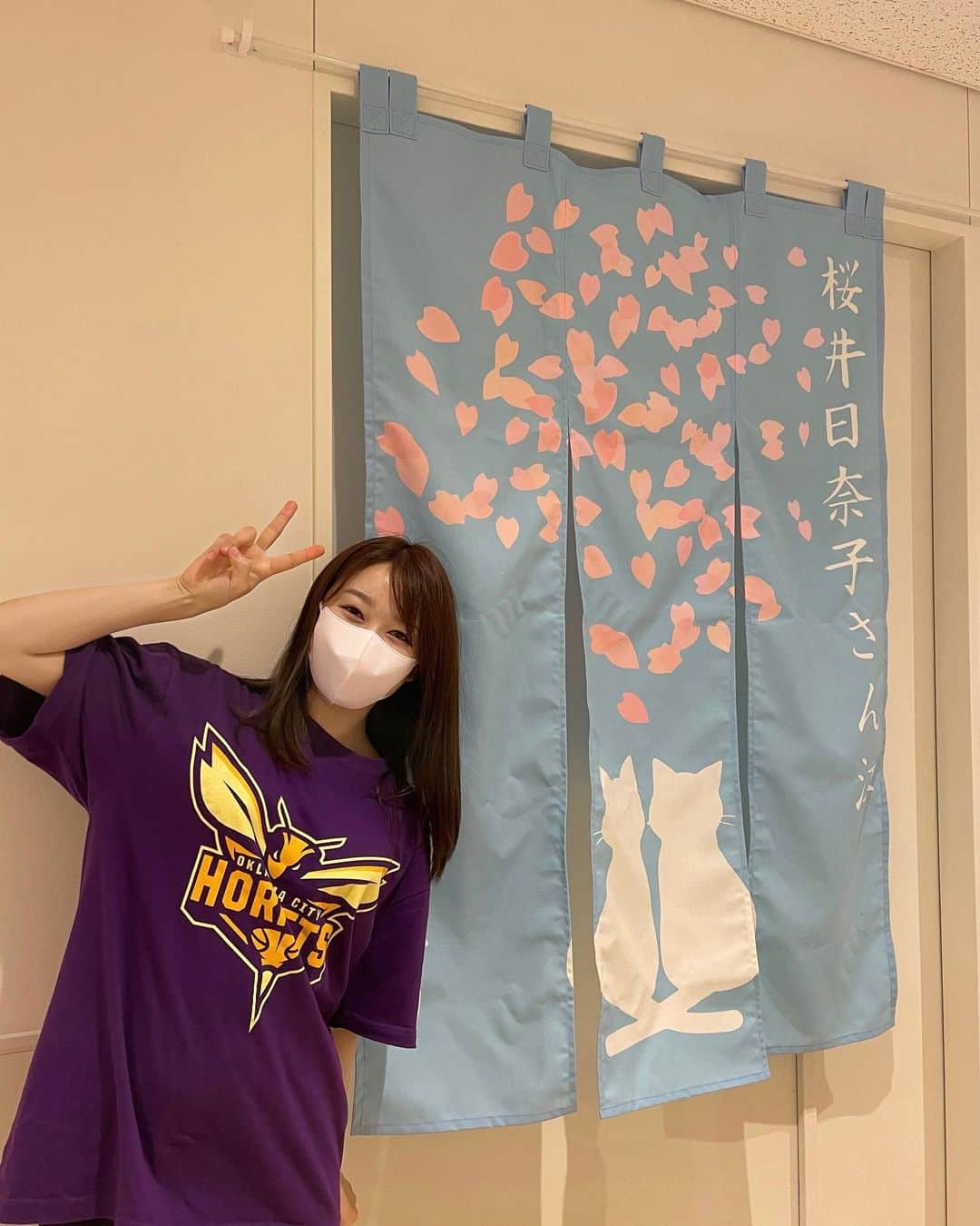 桜井日奈子さんのインスタグラム写真 - (桜井日奈子Instagram)「今日は昼公演🏀 初ミュージカルのお祝いに、暖簾いただきました😢 いつも応援してくれる皆の想いを力に今日もがんばります！  #17again  #ひな団」5月25日 10時46分 - sakurai.hinako_official