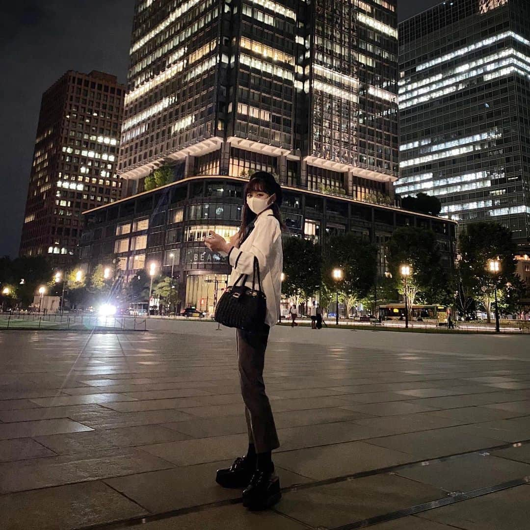 関りおんのインスタグラム：「東京駅にて✨  久々にベレー帽被ったんだ🐶  夜は涼しくてお散歩するのにちょうどいい気温だよね～  #東京駅 #丸の内 #夜景 #夜の街 #グランスタ #東京駅丸の内駅舎 #東京駅丸の内 #東京駅丸の内駅前広場」