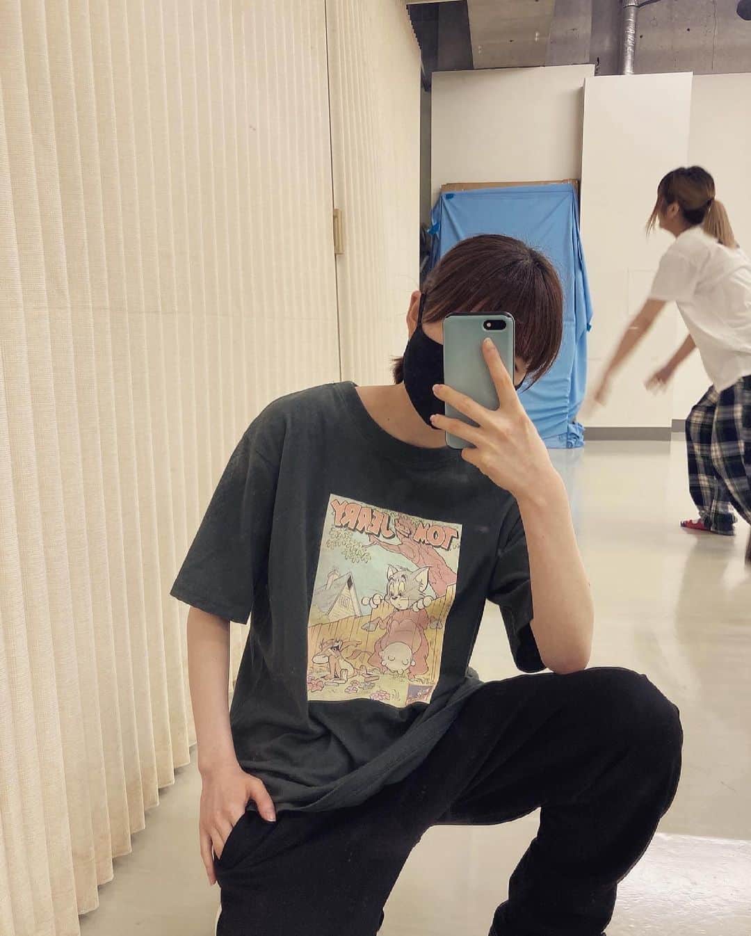 Leeのインスタグラム：「新しいTシャツとはるちゃん  #私のTシャツが新しいだよ #トムとジェリー  すき #Tシャツ #はるちゃんは何してるんだろうか #そういえば腕のほくろが急激に増えてびっくりしてるヨ」