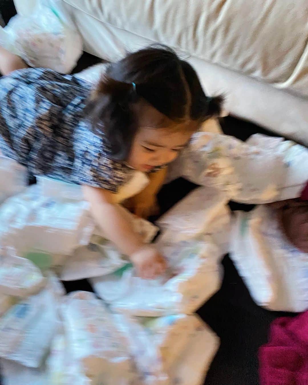 北澤 宏美さんのインスタグラム写真 - (北澤 宏美Instagram)「🙉 あちゃーと思いつつもついつい最後まで見ちゃう。。 投げられ繰り返されたオムツ だんだんほわほわしちゃって☁️  #baby#babygirl #10months」5月25日 20時42分 - romihy58