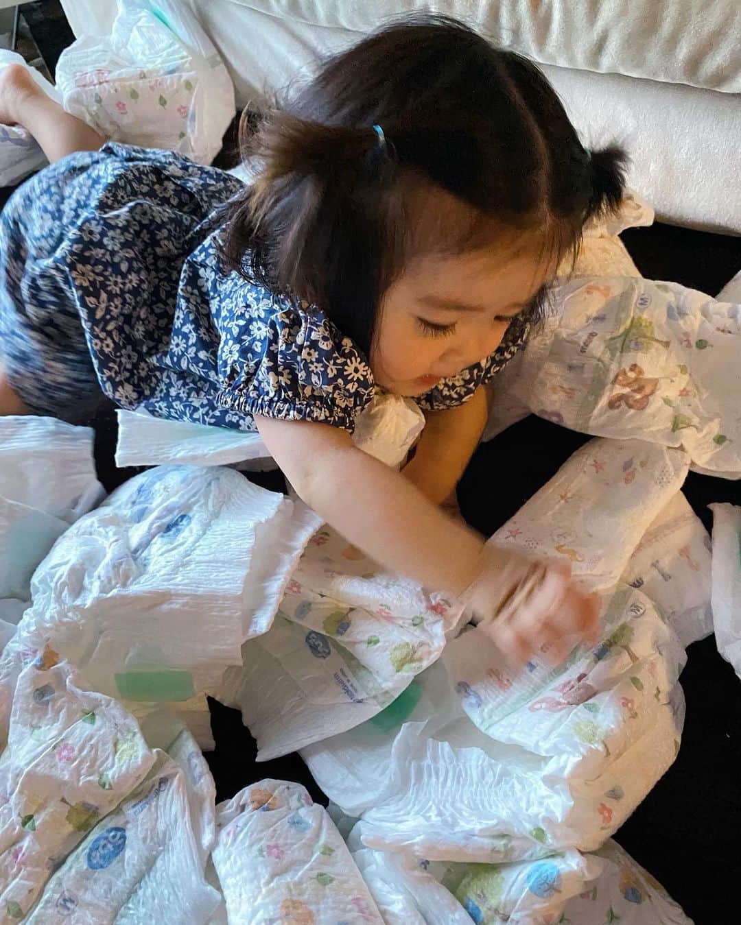 北澤 宏美さんのインスタグラム写真 - (北澤 宏美Instagram)「🙉 あちゃーと思いつつもついつい最後まで見ちゃう。。 投げられ繰り返されたオムツ だんだんほわほわしちゃって☁️  #baby#babygirl #10months」5月25日 20時42分 - romihy58