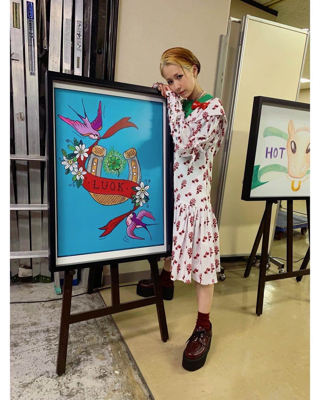木村カエラさんのインスタグラム写真 - (木村カエラInstagram)「JRA・第88回日本ダービーリボン オンライン美術館を開催しています。  五人の素晴らしいクリエイターと、私含め三人のゲストがダービーリボンを使って作品を作りました。  私は赤リボン担当です！🟥  幸福や幸運を意味するホースシューや四葉のクローバー、自由・希望などを意味するツバメなど、幸せを意味するモチーフたくさん入れて描いた絵です。  コロナ禍でみんなが少しでも明るく希望を持てる世界になるようにと言う思いを込めました。  この絵サイン入りの物、もらえるらしいです！ 抽選で⭐︎  【ダービーリボンオンライン美術館URL】  https://www.jra-derbyribbon-museum2021.jp  #JRA #日本ダービー」5月25日 20時44分 - kaela_official