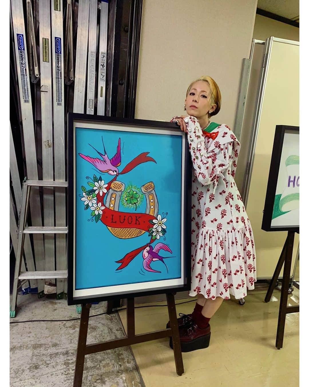 木村カエラさんのインスタグラム写真 - (木村カエラInstagram)「JRA・第88回日本ダービーリボン オンライン美術館を開催しています。  五人の素晴らしいクリエイターと、私含め三人のゲストがダービーリボンを使って作品を作りました。  私は赤リボン担当です！🟥  幸福や幸運を意味するホースシューや四葉のクローバー、自由・希望などを意味するツバメなど、幸せを意味するモチーフたくさん入れて描いた絵です。  コロナ禍でみんなが少しでも明るく希望を持てる世界になるようにと言う思いを込めました。  この絵サイン入りの物、もらえるらしいです！ 抽選で⭐︎  【ダービーリボンオンライン美術館URL】  https://www.jra-derbyribbon-museum2021.jp  #JRA #日本ダービー」5月25日 20時44分 - kaela_official