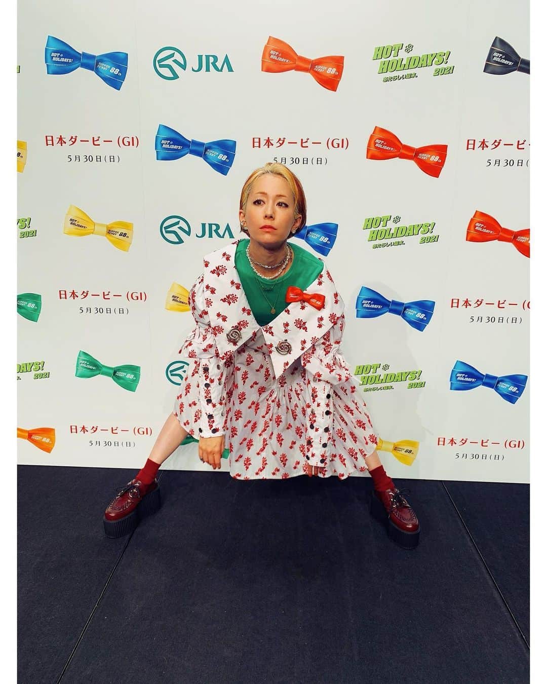 木村カエラさんのインスタグラム写真 - (木村カエラInstagram)「手がブレブレ。そしてポーズが謎。  #JRA #日本ダービー」5月25日 20時47分 - kaela_official