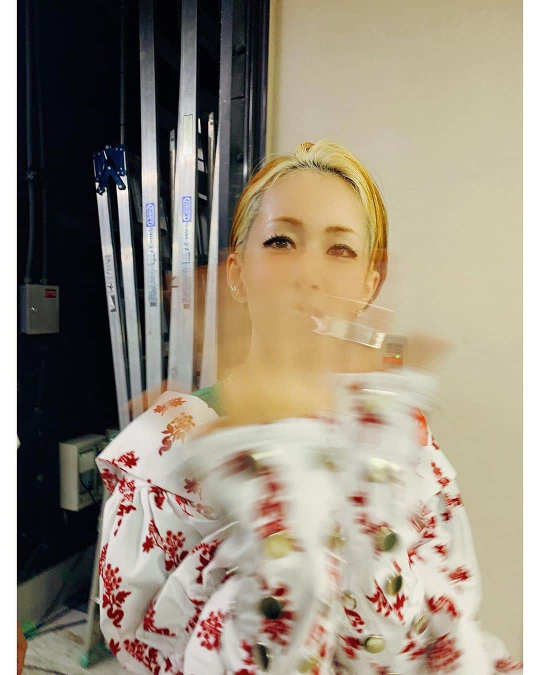 木村カエラさんのインスタグラム写真 - (木村カエラInstagram)「手がブレブレ。そしてポーズが謎。  #JRA #日本ダービー」5月25日 20時47分 - kaela_official