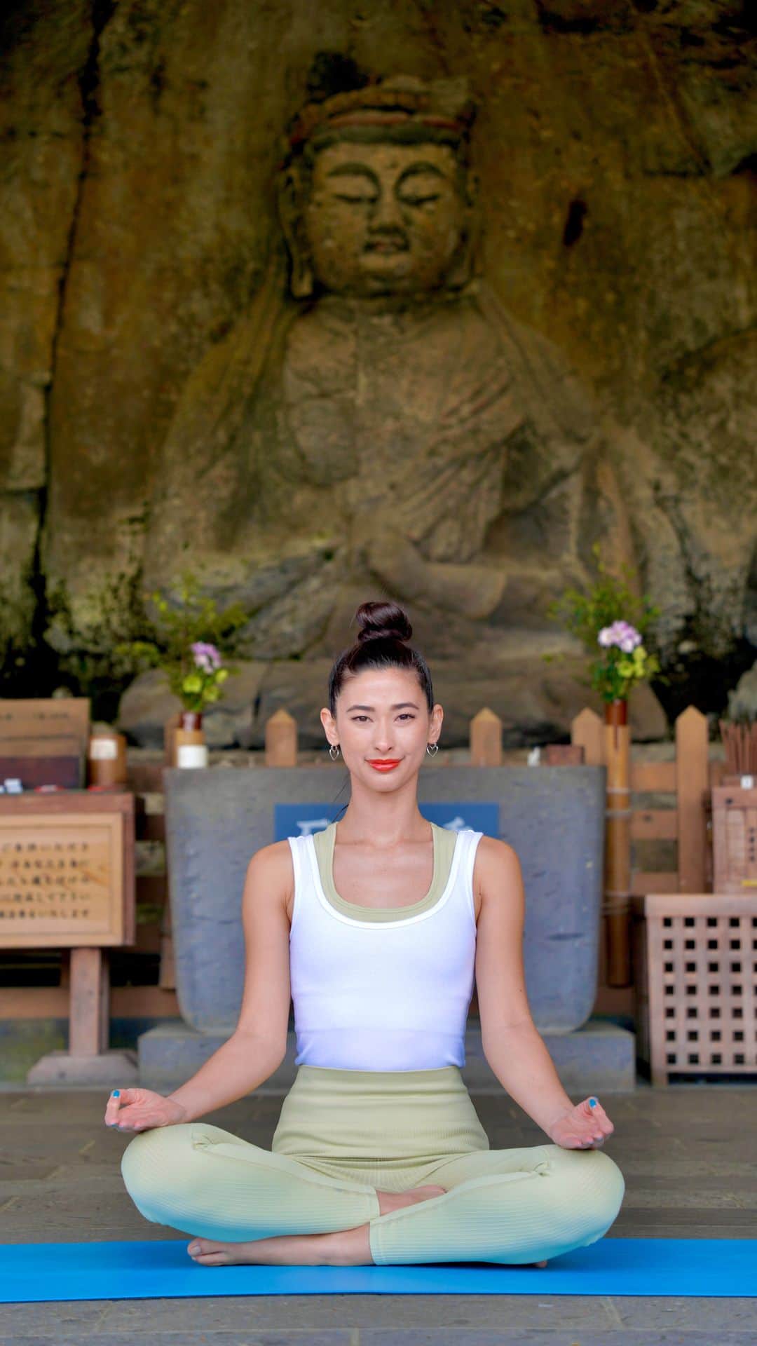 メロディー洋子のインスタグラム：「Usuki Stone Buddhas or Usuki Sekibutsu are beautifully carved statues estimated to have been created over 1000 years ago during the late Heian Period. No one knows exactly why they were carved but because they are unique statues of Buddha carved in stone, they have been designated as a National Treasure. I felt so blessed to be able to mediate and connect to the energy of this special place. Absorbing and activating my innermost Buddha nature.   Usuki, Japan is one of my favorite places in the world and I hope that one day you will come and visit!  What is one of your favorite reasons to come and visit Japan?  #travel #melodystravels #japan 臼杵石仏　#臼杵　#旅行」