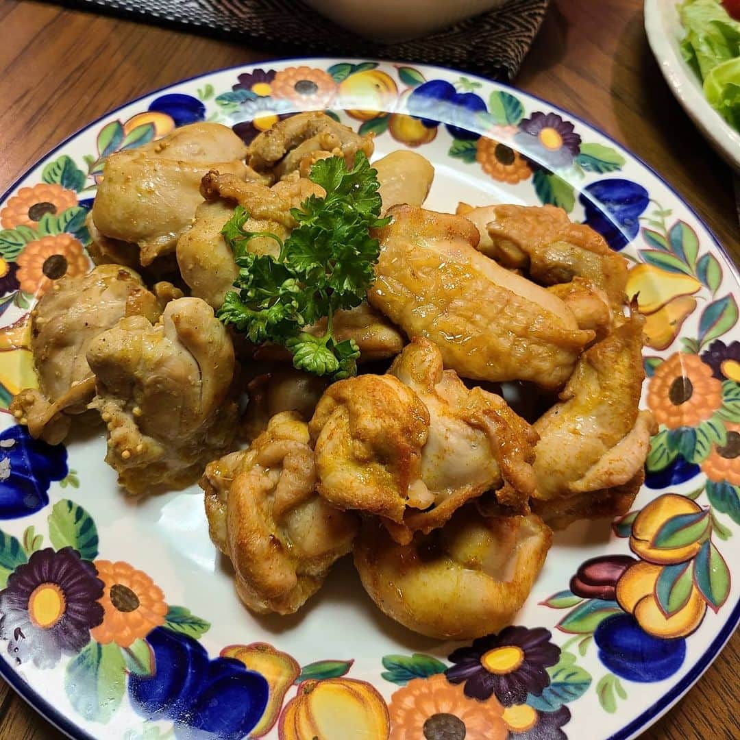 床嶋佳子さんのインスタグラム写真 - (床嶋佳子Instagram)「今夜はタンドリーチキン&マスタードチキンとピータン豆腐。  そして福島の親戚の畑で採れた絹さやを送っていただいたので新鮮なうちにサッと炒めて頂きました‼️ 新鮮なお野菜は最高のご馳走で～す‼️😋💕」5月25日 20時49分 - yoshiko.tokoshima