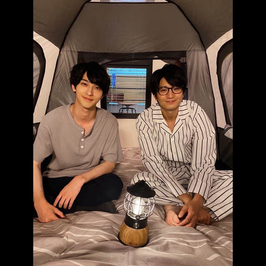 横浜流星さんのインスタグラム写真 - (横浜流星Instagram)「今夜22時『着飾る恋には理由があって』第6話です。シャチの社長もシェアハウスに加わります。 シャチの襲来に駿は何を思いどう行動するのか。 折り返しの大切な回です。お見逃しなく。  #着飾る恋 #シャチと駿 #大人の余裕もあるし #スタイルが良過ぎる #身長分けて下さい #素敵な方です。 #とても強敵ですが、 #負けずに駿として生きます！ #お楽しみに！」5月25日 20時59分 - ryuseiyokohama_official