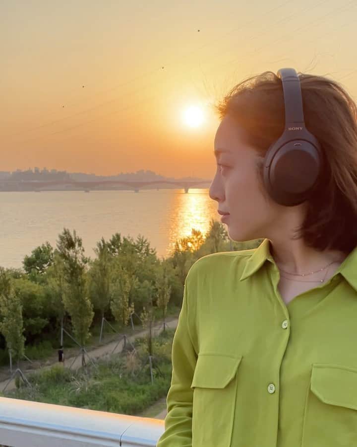 パン・ソヨンのインスタグラム：「#광고  어디서든 나에게 몰입하는 시간 🎧  노캔이 선물해 준 #몰입의즐거움  내가 찍고 내가 편집하고  그리고 여기 양화대교입니다 👣 또 다른영상은 릴스에 있어요    #SONY 와 함께 #WH1000XM4 와 함께」
