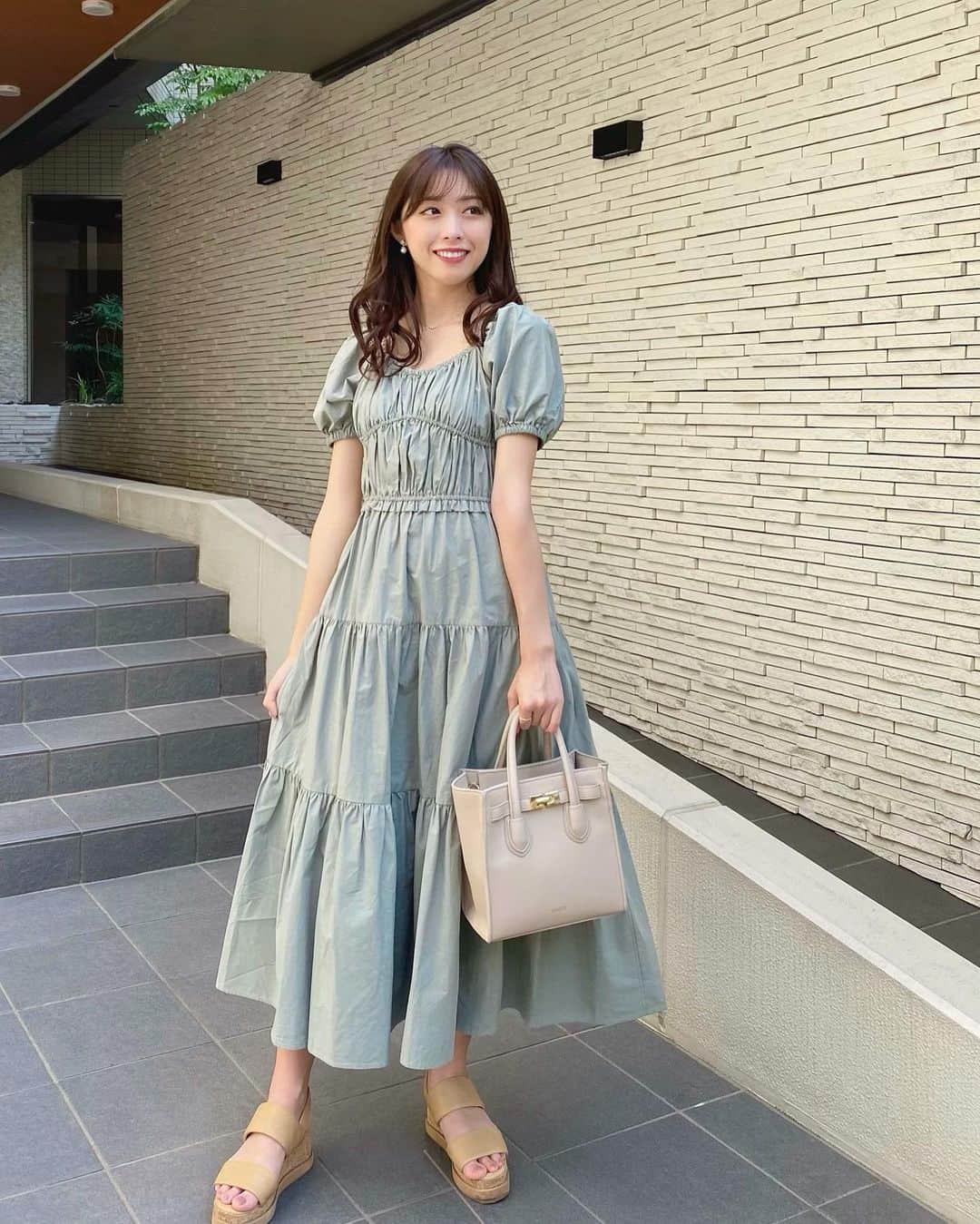 のインスタグラム：「ライトグリーンのワンピース🌿  一目惚れして買いました❤︎ うしろのリボン可愛いんだ〜  #redyazel #ワンピースコーデ #夏コーデ #巻き髪 #ロングワンピース #私服コーデ」