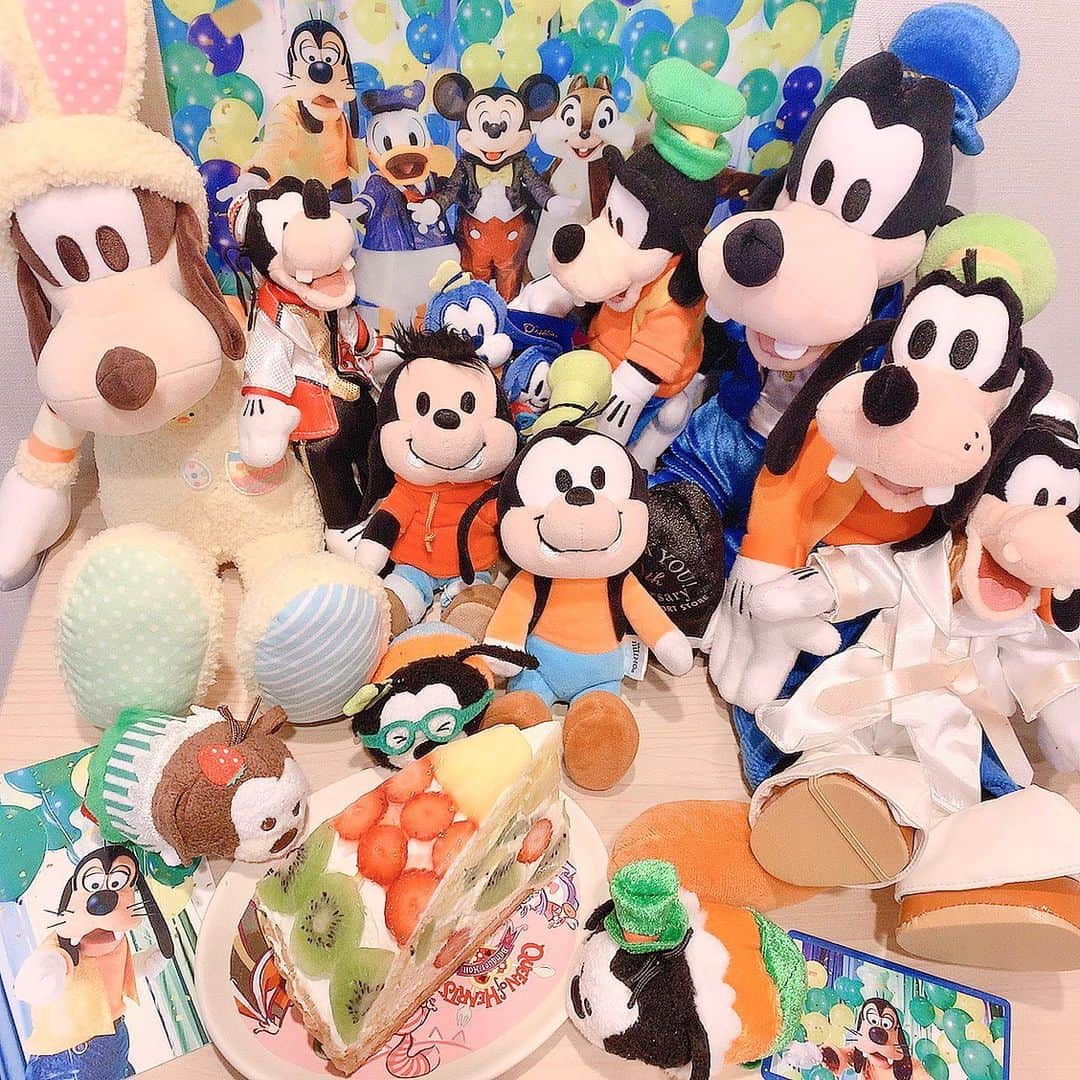 近藤玲奈のインスタグラム：「グーフィー！！！！🧡﻿ ﻿ お誕生日おめでとう！！！！💚🎉﻿ ﻿ 最近は全然グーフィーに会いに行けてないので、早く会いたい気持ちでいっぱいです😭﻿ ﻿ ドジでおっちょこちょいだけど、紳士でカッコイイグーフィーが大好き✨✨﻿ ﻿ 即席でグッズたち集めて、お祝いケーキも添えてみました🎂﻿ ﻿ (グッズ飾るセンスは置いといて…)﻿ (後ろのデールのお顔が隠れちゃってごめんなさい😭)﻿ ﻿ 早くグリーティングできるのを楽しみにしています🐶﻿ ﻿ #グーフィー﻿」