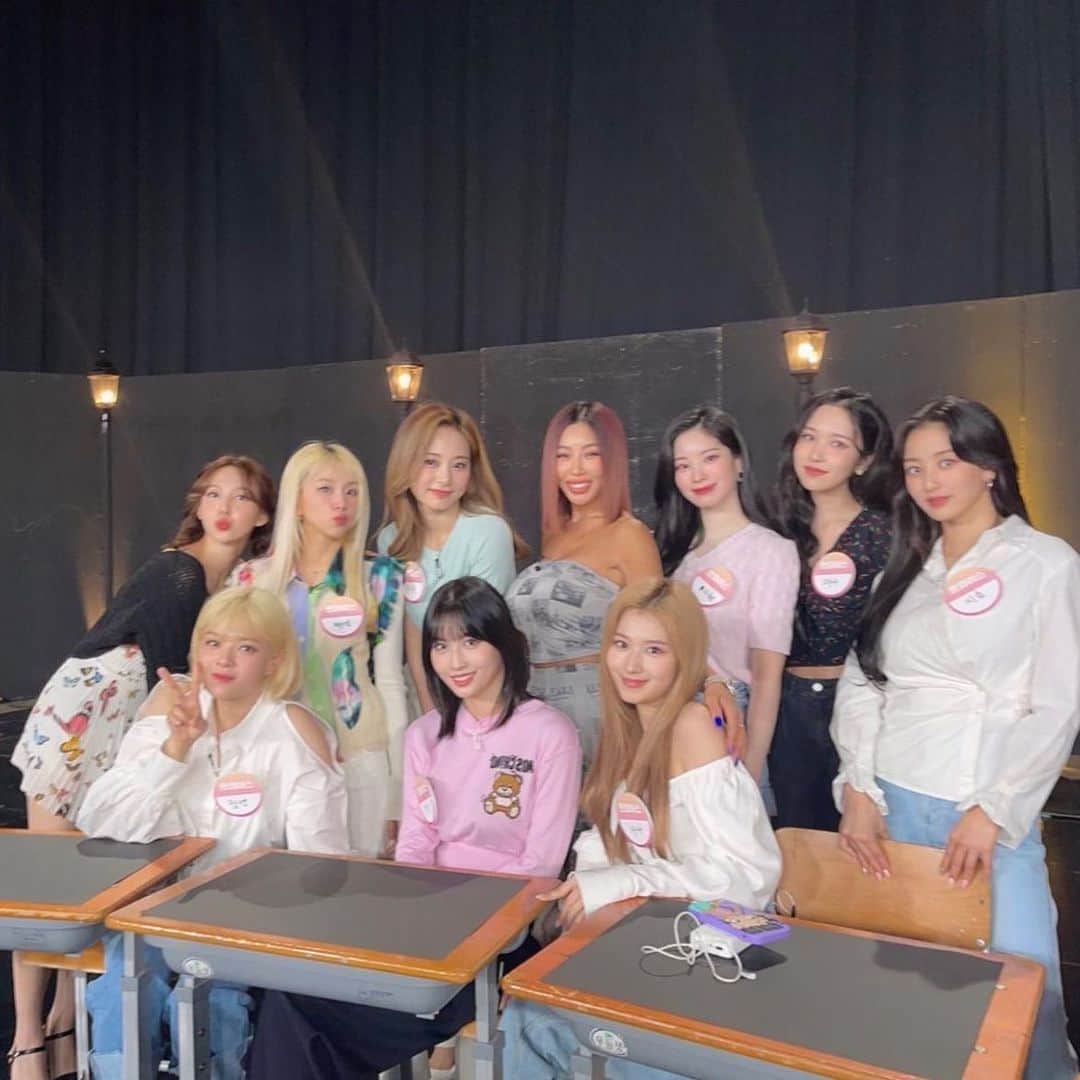 TWICEさんのインスタグラム写真 - (TWICEInstagram)「TWICE & Jessi’s Showterview - #TWICE #트와이스 - {#nayeon #나연 #jeongyeon #정연 #momo #모모 #sana #사나 #jihyo #지효 #mina #미나 #dahyun #다현 #chaeyoung #채영 #tzuyu #쯔위}」5月25日 21時37分 - official.twice