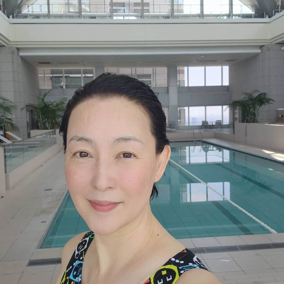 床嶋佳子さんのインスタグラム写真 - (床嶋佳子Instagram)「こんにちは‼️☀️ 東京は晴れています！気持ちがいいです！ その上プール久しぶりに１人だけ～‼️🏊️ラッキー😃💕」5月25日 13時08分 - yoshiko.tokoshima