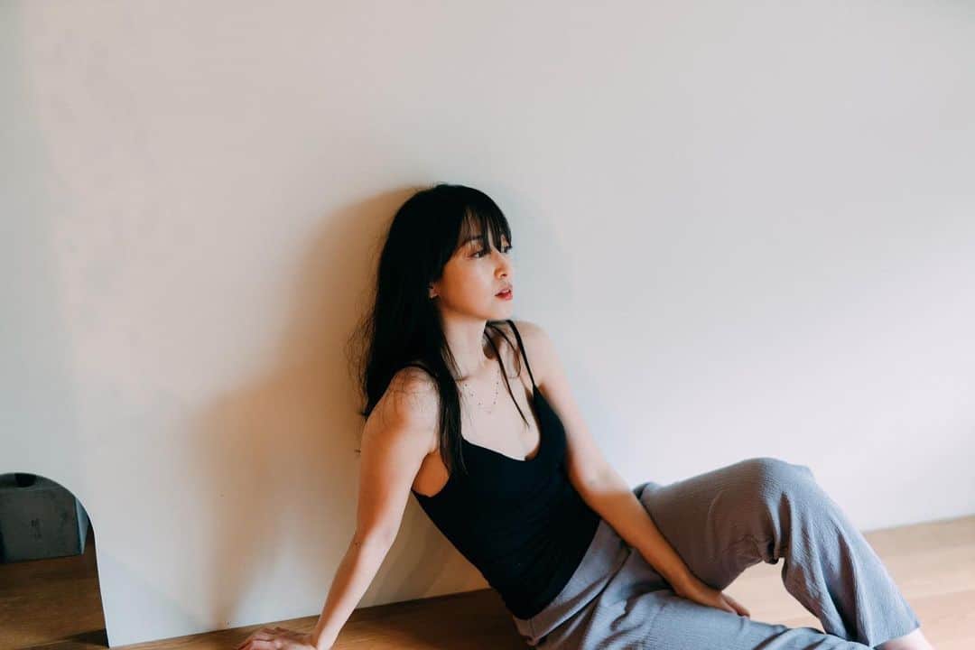 上野なつひのインスタグラム：「こだわりすぎると頑固になったりプライドが邪魔するのかも。  私ってシンプルに生きたいはず。 言ってるほど、思ってるほどそんな全部欲しいわけじゃないよね？ と時々、自分をいろんな角度からみて反省したり進化したり見直したり。  大事なものだけ見失わないよう素直にシンプルに🌿 ただいつも育てるグリーンが枯れてしまうなぞ… 3つあった小さな植木は2つ頑張ってて何とか頑張って生きようとしてくれてるw  枯らさないよう水あげすぎず、放置しすぎず🌿  📸@akira.photographer」