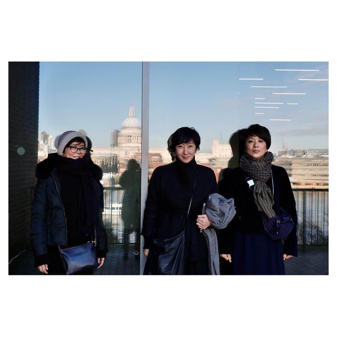 黒田知永子さんのインスタグラム写真 - (黒田知永子Instagram)「. 6年前の私達。 みんなでロンドンに行った時の写真。 やっぱりちょっと若いな！笑 自分では変わってないつもりだけど…そんなわけないか☺︎  @stand_fm 更新しました。 ヘアメイクの徳ちゃん、スタイリストの敦子さん、上の写真の3人でのお話。 明るい老化です！  stand fmのアプリからか、プロフィール欄からも聞くことができます。 「黒田知永子のchiko plus チャンネル #12」 ぜひ聞いて下さいね。  #standfm  #スタンドエフエム #黒田知永子のchikoplusチャンネル #ラジオでおしゃべり #徳田郁子 #佐伯敦子 @yunahica  #黒田知永子  #chiekokuroda」5月25日 14時07分 - kuroda_chieko