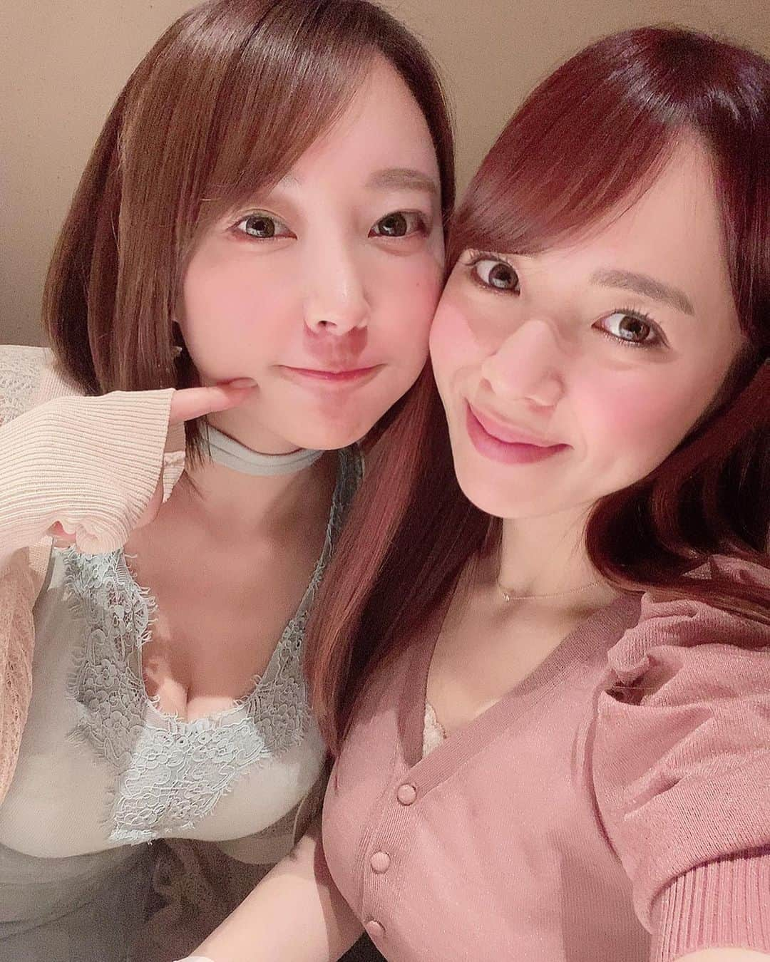 羽生アリサさんのインスタグラム写真 - (羽生アリサInstagram)「なっちゃんと定期密会(最近ランチ🍽🐰🐶🌸)してきたよ🥰💕 なっちゃんは写真集の為に10キロも痩せて、配信も毎日して、コツコツずっと続ける根気みたいなのとか諦めない強さとか真面目さとか、羽生にないものを沢山もってて本当に尊敬しかなくて、いつもすごいなあって、いつも羽生ももう少し頑張ろうって想いにさせてくれるから、ありがとうの気持ち😌🌸🌸 見習いたいところ沢山のなつこたん🐶🌸 今日も今日とて天使でした👼🌸  ご飯とっても美味しかったのにいつもお話に夢中になってしまう私たち、、🥲❤️❤️  #今日 #今日の羽生さん #なつこたんと一緒 #今日も今日とて #相思相愛 ← #🐰❤️🐶 #神さま #天使さま  #ごちそうさまでした ←」5月25日 15時19分 - arisa_hanyu