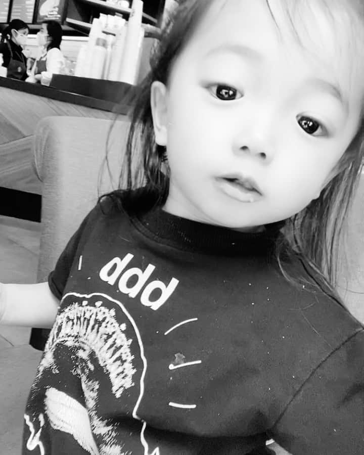 谷口紗耶香のインスタグラム：「たまには動画🤍mgmg..🥪ノアちゃんとの束の間のcafetime.  今日はお天気だったからおさんぽ🌞 子供達がそれぞれ小さい時にこうやってcafeで一緒に過ごすのが私の楽しみでもあるの💕(サナの時は本当にゆっくり色々して過ごしたな。トアの時はサナが園の間にcafe行ったなぁん🍴) ・ しかし、女の人は特に？かもだけど、晴れてる日と雨の日の身体の軽さの違いよ。ホンマに〜♪」