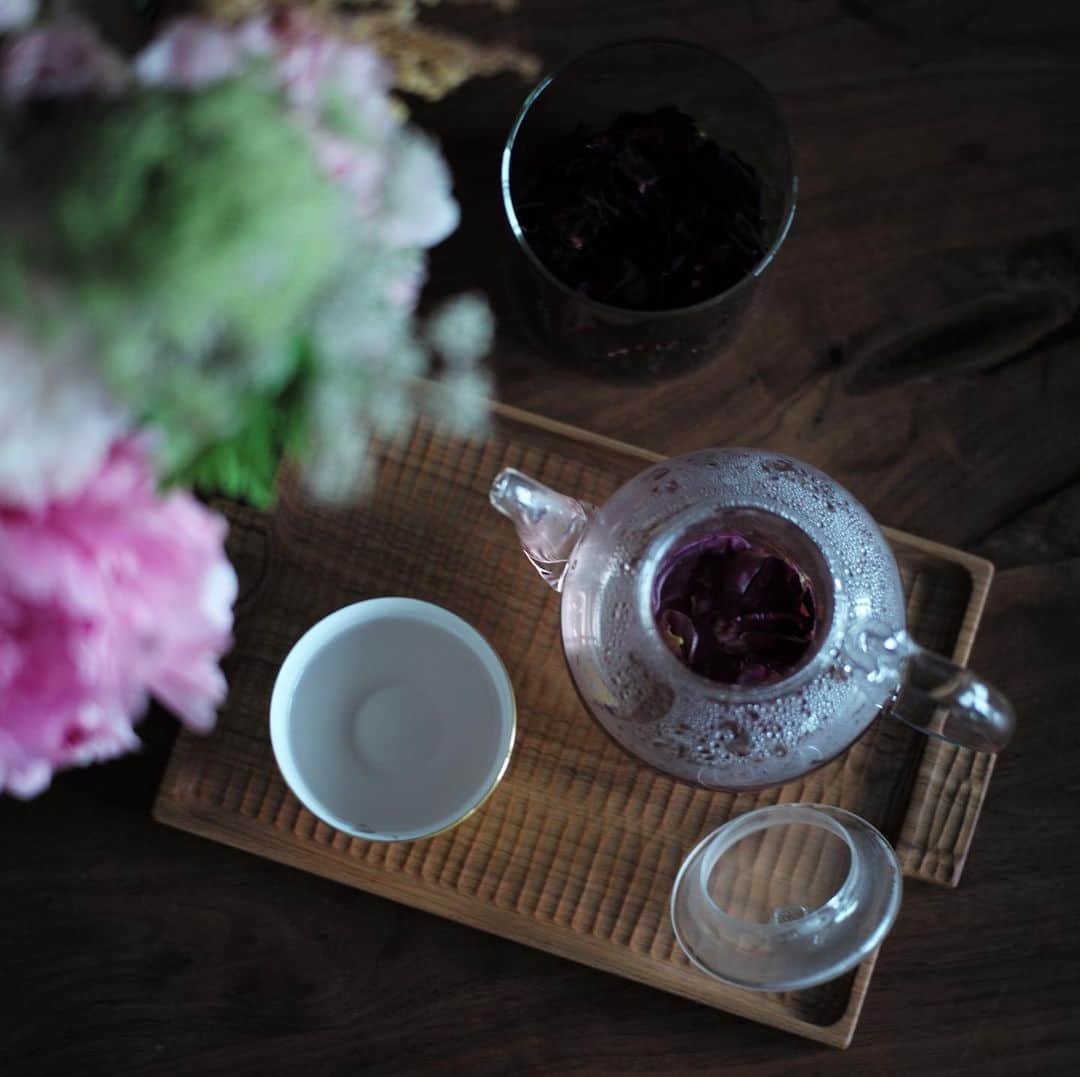 木本泉さんのインスタグラム写真 - (木本泉Instagram)「- 🌹奥出雲の薔薇茶🌹 @sincere_garden   有機栽培で育てられた食用ローズ  早朝に摘み取った新鮮な薔薇の厳選した花びらだけを乾燥させて、ナチュラルな薔薇の香りが楽しめるんです。  ふんわりローズの良い香りが優しい気持ちになれるお茶✨  フッと疲れた時にリフレッシュできます🌿 そーゆー何気ない時間、大切です☺️  シンシアガーデンカフェ2階で販売されています🫖 身体に優しいスキンケアからお茶、食材まで取り揃えてあり、行くとついつい長居してしまうshop🌿 癒しの空間です✨  #sinceregarden#シンシアガーデン#シンシアガーデンカフェ#奥出雲#奥出雲薔薇茶#薔薇茶#有機栽培」5月25日 15時48分 - izumikimoto