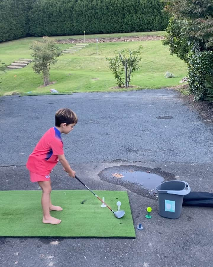 アダム・フェデリチのインスタグラム：「4 years old and a better swing than dad 🏌️‍♂️⛳️ @taylormadeausnz」