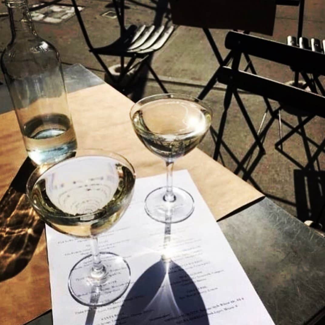 井出レイコのインスタグラム：「.  🍽🍸🍸🌞🌙 Relax Time. feel better...  人生は　選択の連続。  しっかりと自分自身で 選ぶ選択、選ぶ理由、信じる事を 持ち続けなくてはいけないですね  違和感...なんか違うなぁと感じたら軌道修正。 また方向転換しながら。 自分の思う道へ。  たった一度しかない... 誰の人生でもなく自分の人生だから。 今日も　Happy mind. 😌💐💜  . .」