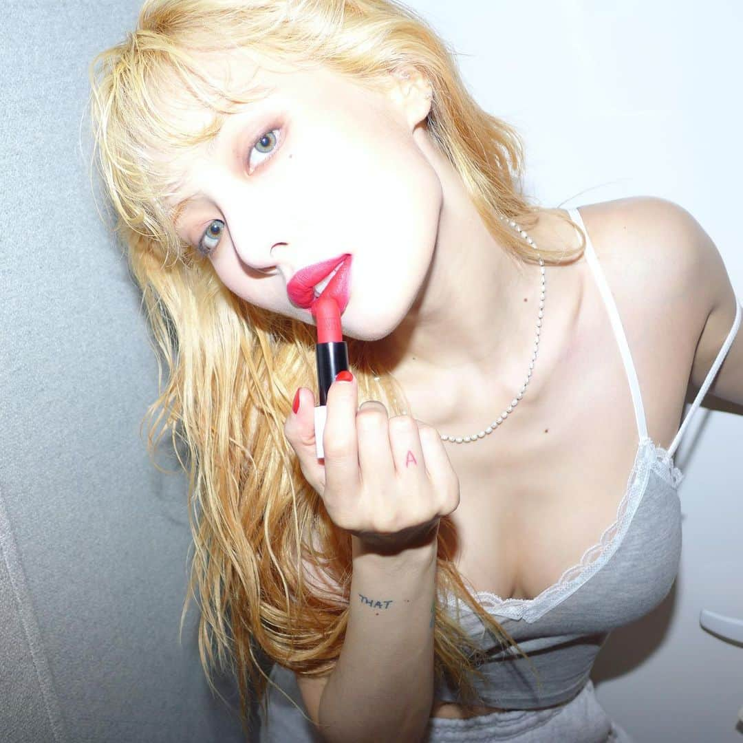 ヒョナ さんのインスタグラム写真 - (ヒョナ Instagram)「💄💄💄🤍🤍🤍 #ad #zara #zarabeauty ✨」5月25日 16時30分 - hyunah_aa