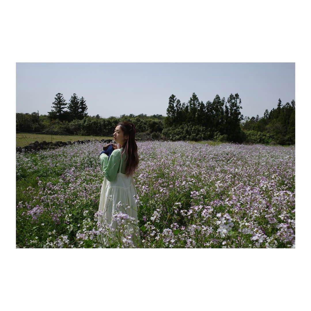 チョン・ソミンさんのインスタグラム写真 - (チョン・ソミンInstagram)「그래서 이게 갯무꽃이 맞냐구요🌷🧐  (마스크는 아무도 없는 곳에서만 잠시 벗었어요😷)」5月25日 16時33分 - somin_jj