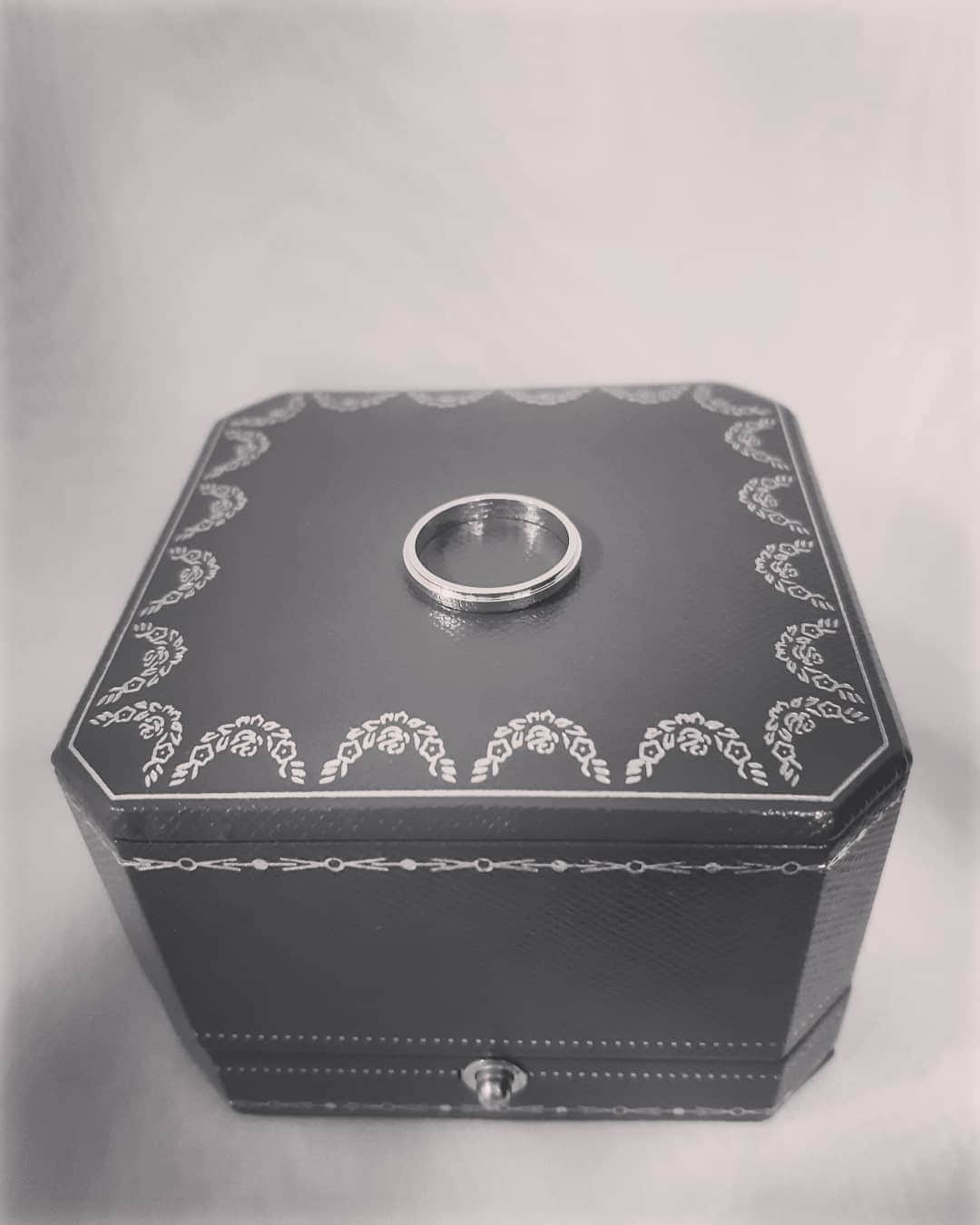 のインスタグラム：「Surprise! I got married!! . いつも応援して下さるみなさまへ♡ わたくし、先日結婚しました！ これからもマイペースにお仕事を続けていくので、引き続きどうぞよろしくお願い致します☺️ . #黒坂真美 #kurosakamami  #黒坂結婚したってよ。 #🧡🧡」