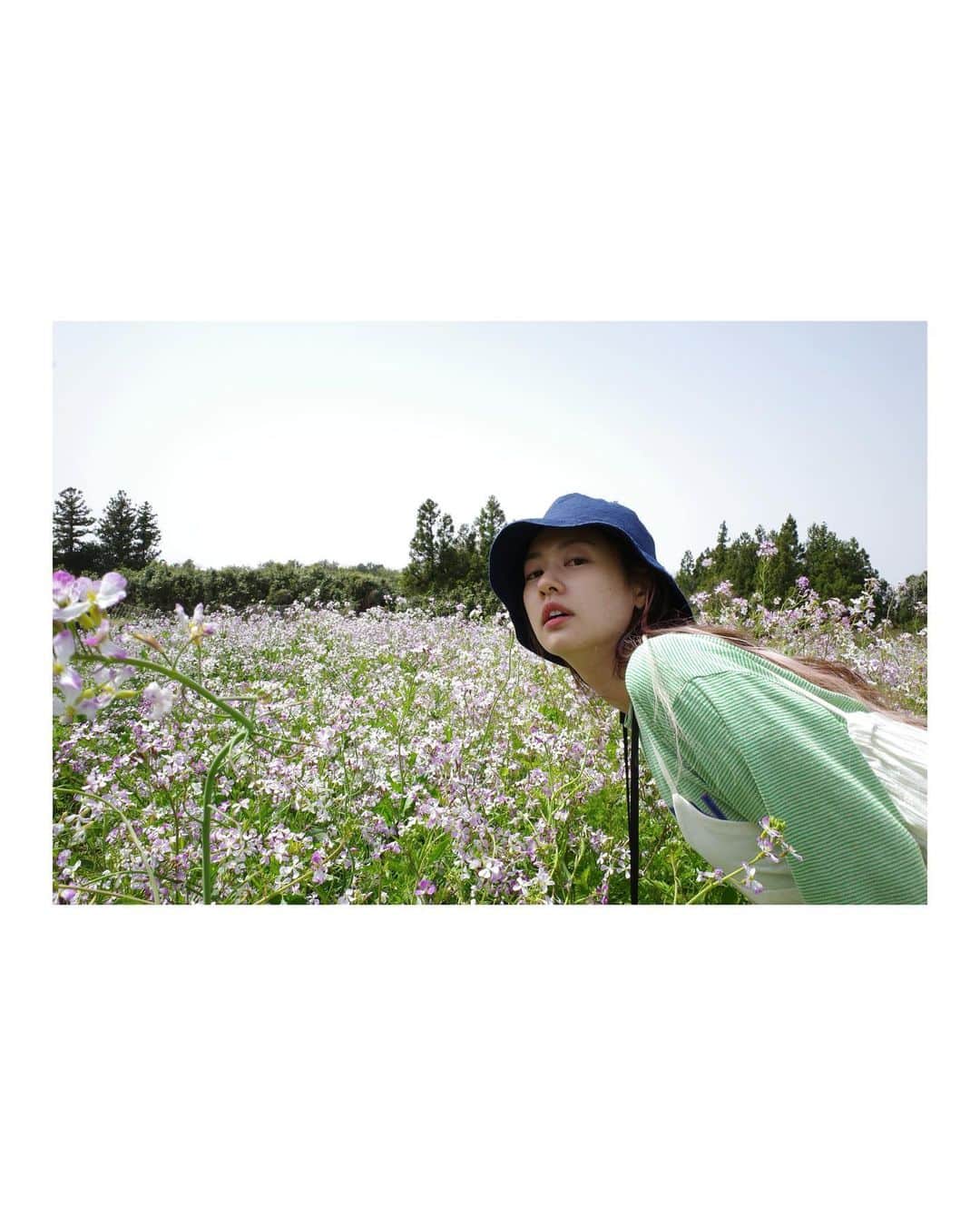 チョン・ソミンのインスタグラム：「꽃놀이🌺  (마스크는 아무도 없는 곳에서만 잠시 벗었어요😷)」